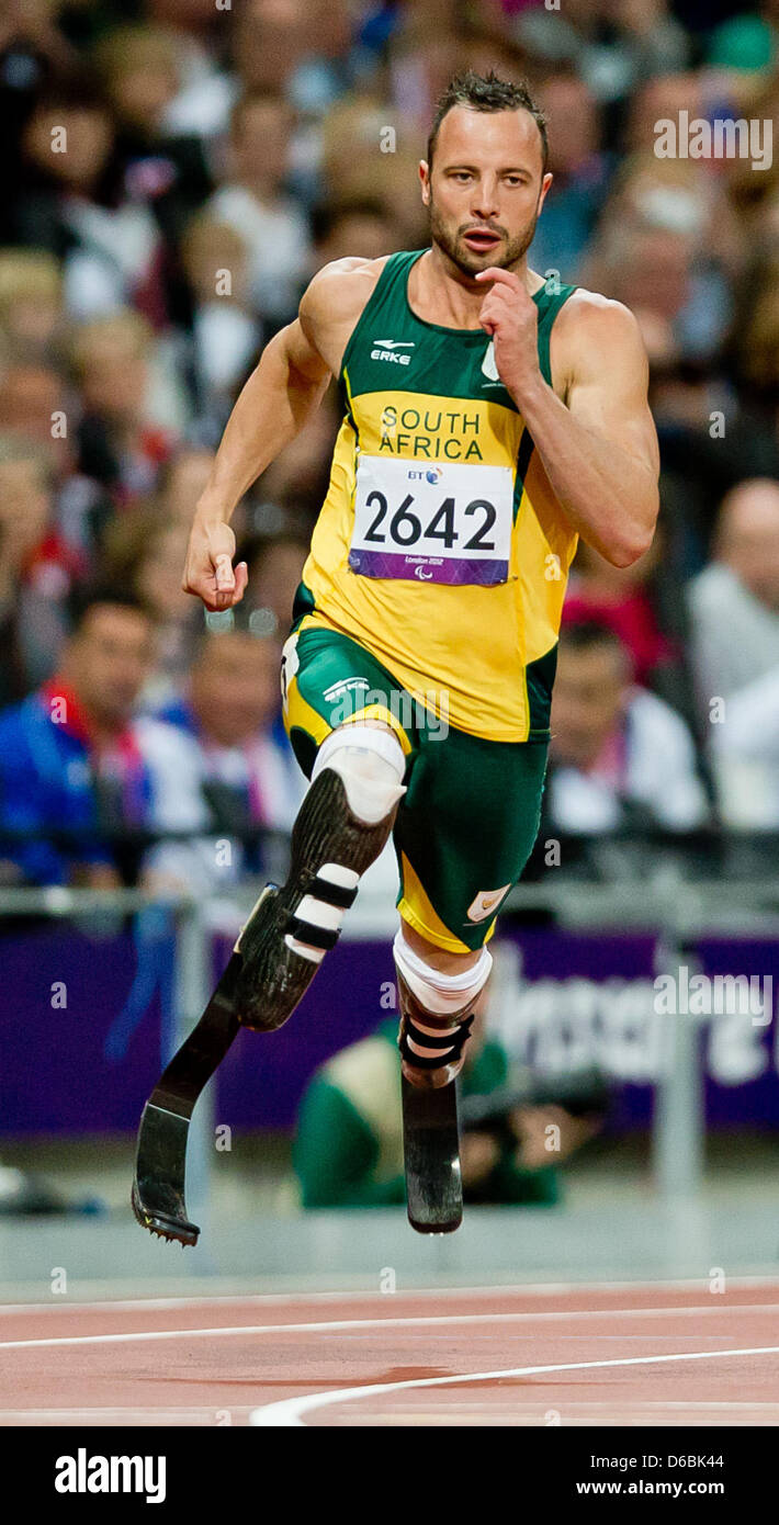Oscar Pistorius (avant) de l'Afrique est en concurrence au cours de la 200m masculin   T44 série 1 au Stade olympique pendant les Jeux Paralympiques de 2012 à Londres, Londres, Grande-Bretagne, 1 septembre 2012. Photo : Daniel Karmann dpa  + + +(c) afp - Bildfunk + + + Banque D'Images