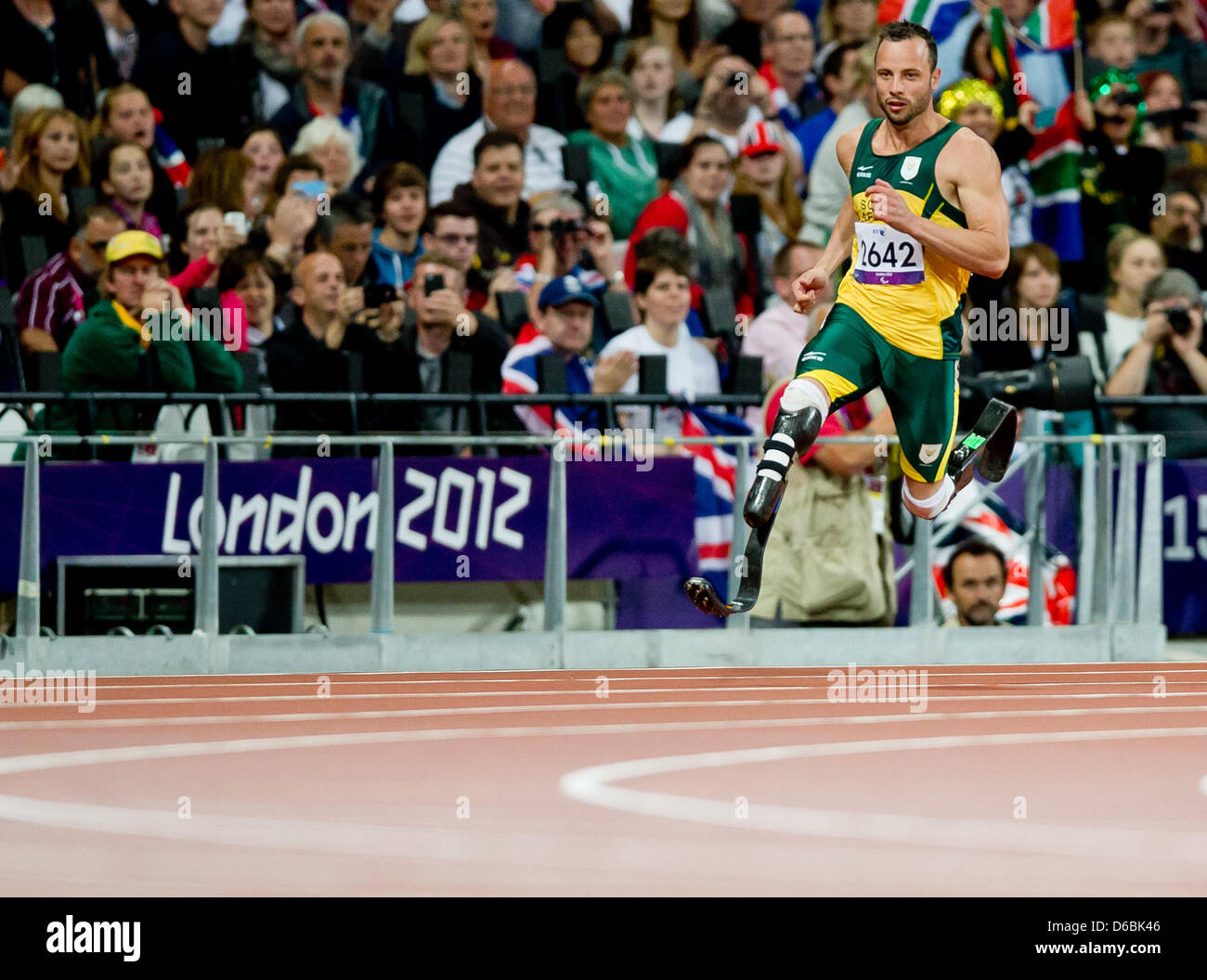 Oscar Pistorius (avant) de l'Afrique est en concurrence au cours de la 200m masculin   T44 série 1 au Stade olympique pendant les Jeux Paralympiques de 2012 à Londres, Londres, Grande-Bretagne, 1 septembre 2012. Photo : Daniel Karmann dpa  + + +(c) afp - Bildfunk + + + Banque D'Images