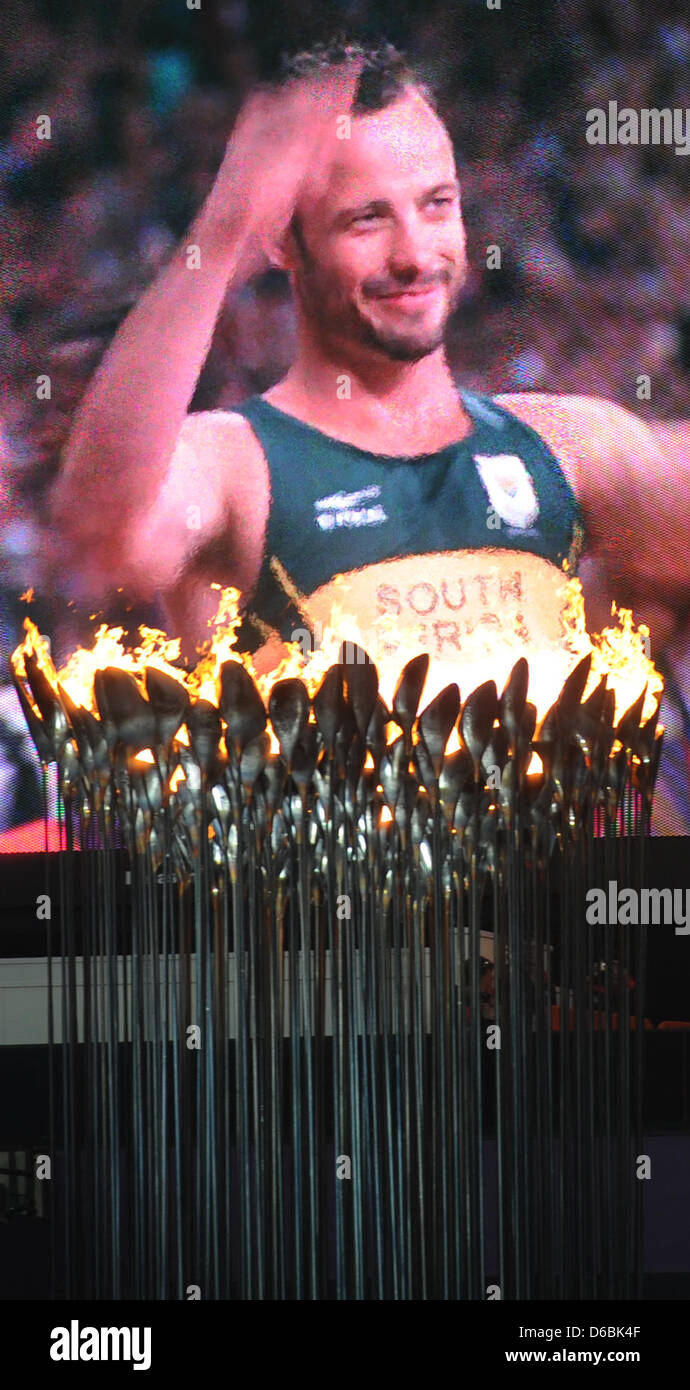 Oscar Pistorius d'Afrique du Sud est visible sur un écran vidéo après le 200m masculin - T44 série 1 au Stade olympique durant les Jeux Paralympiques de 2012 à Londres, Londres, Grande-Bretagne, 01 septembre 2012. Photo : Julian Stratenschulte dpa  + + +(c) afp - Bildfunk + + + Banque D'Images