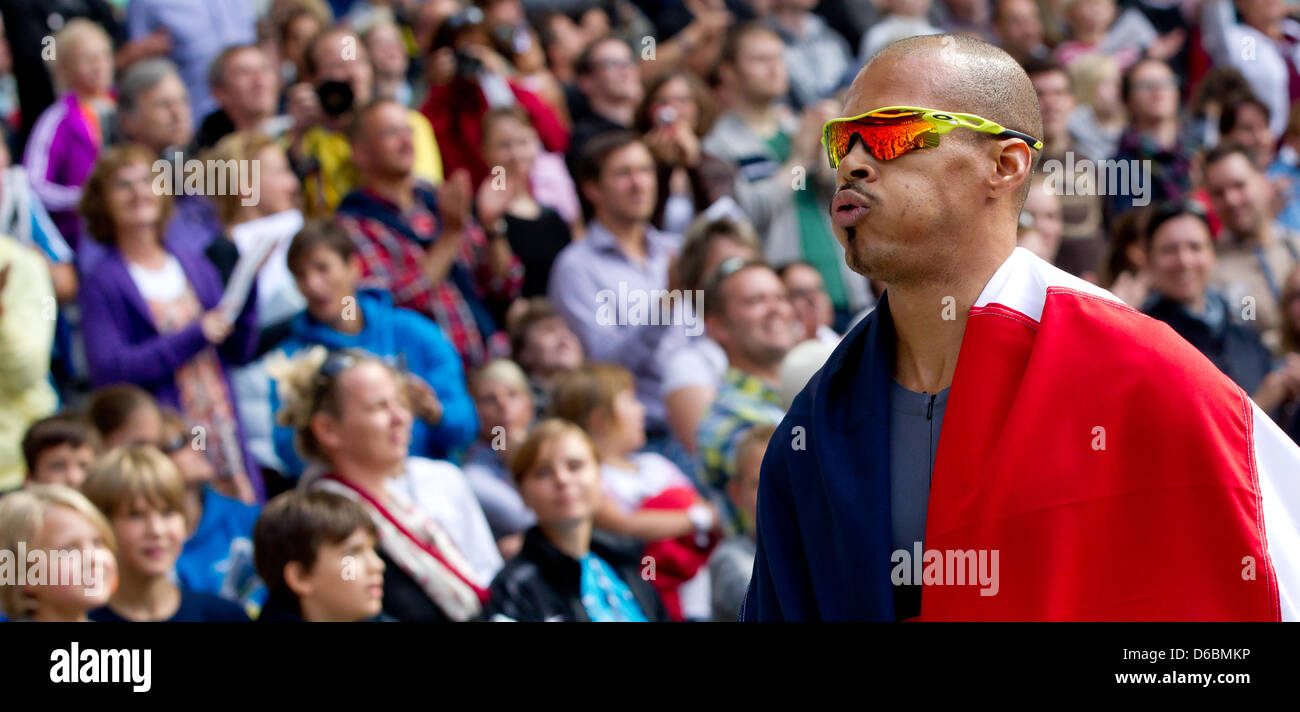 Des haies Felix Sanchez de la République dominicaine est titulaire d'un drapeau au cours de la Men's 400 m course de haies au défi mondial d'athlétisme ISTAF au Stade Olympique de Berlin, Allemagne, 02 septembre 2012. Photo : SVEN HOPPE Banque D'Images