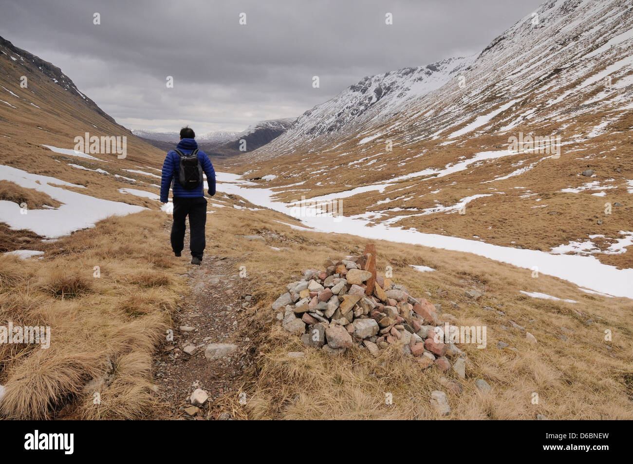Walker sur le col Gartain Lairig à Glencoe, Highlands, Scotland Banque D'Images