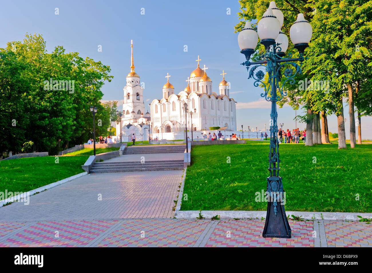 Lampadaire de rue dans le parc de la cathédrale de l'Assomption. Vladimir. La Russie. Banque D'Images