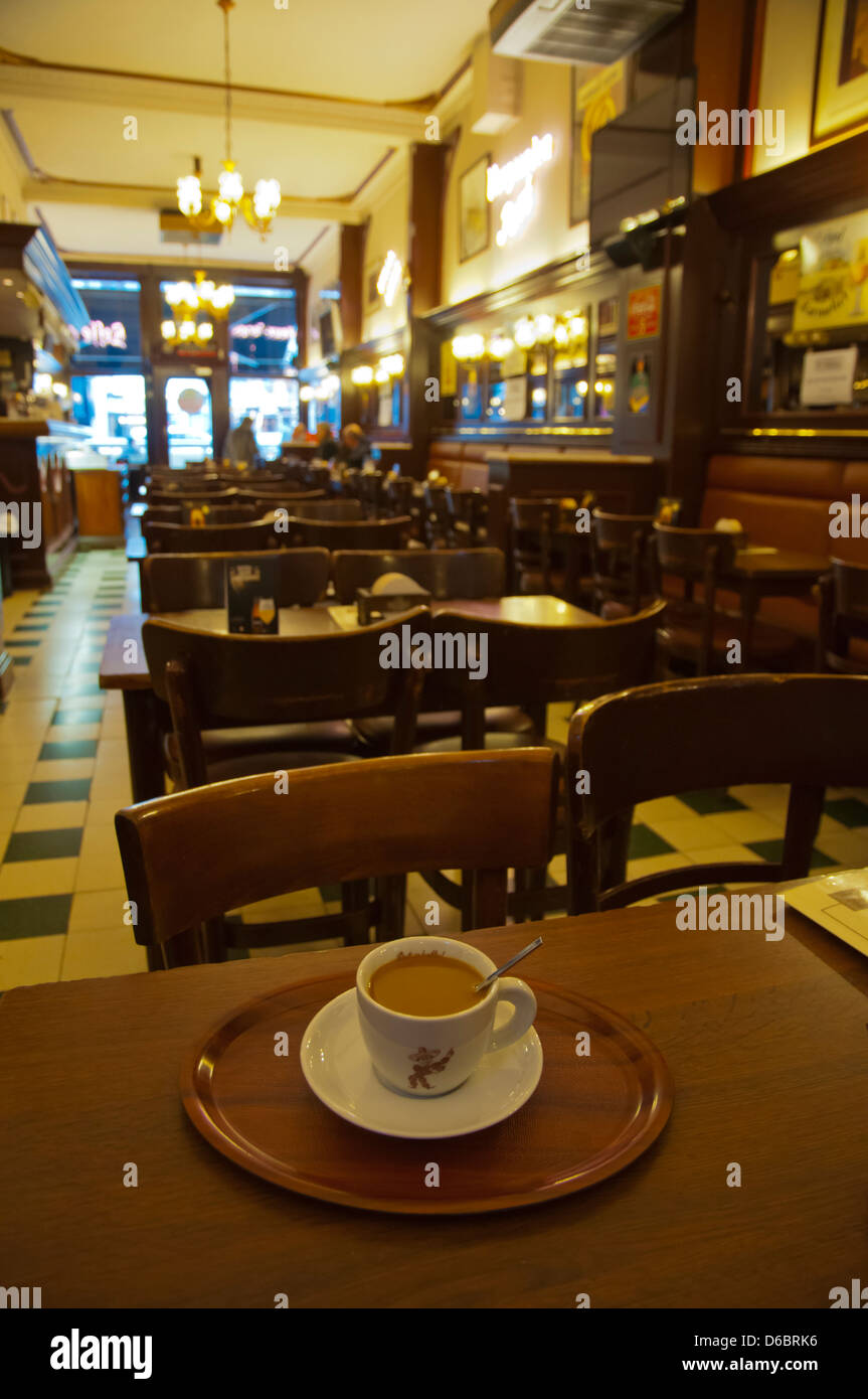Tasse de café sur un plateau dans un cafe Bruxelles Belgique Europe Banque D'Images