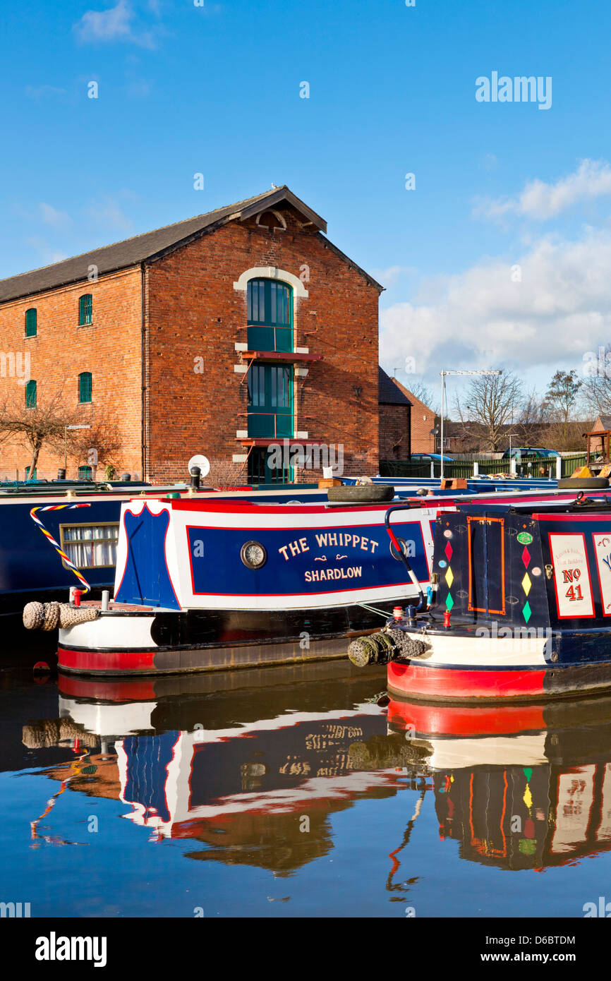 Bateaux étroits sur le canal Trent et Mersey Shardlow Derbyshire, Angleterre Royaume-uni GB EU Europe Banque D'Images