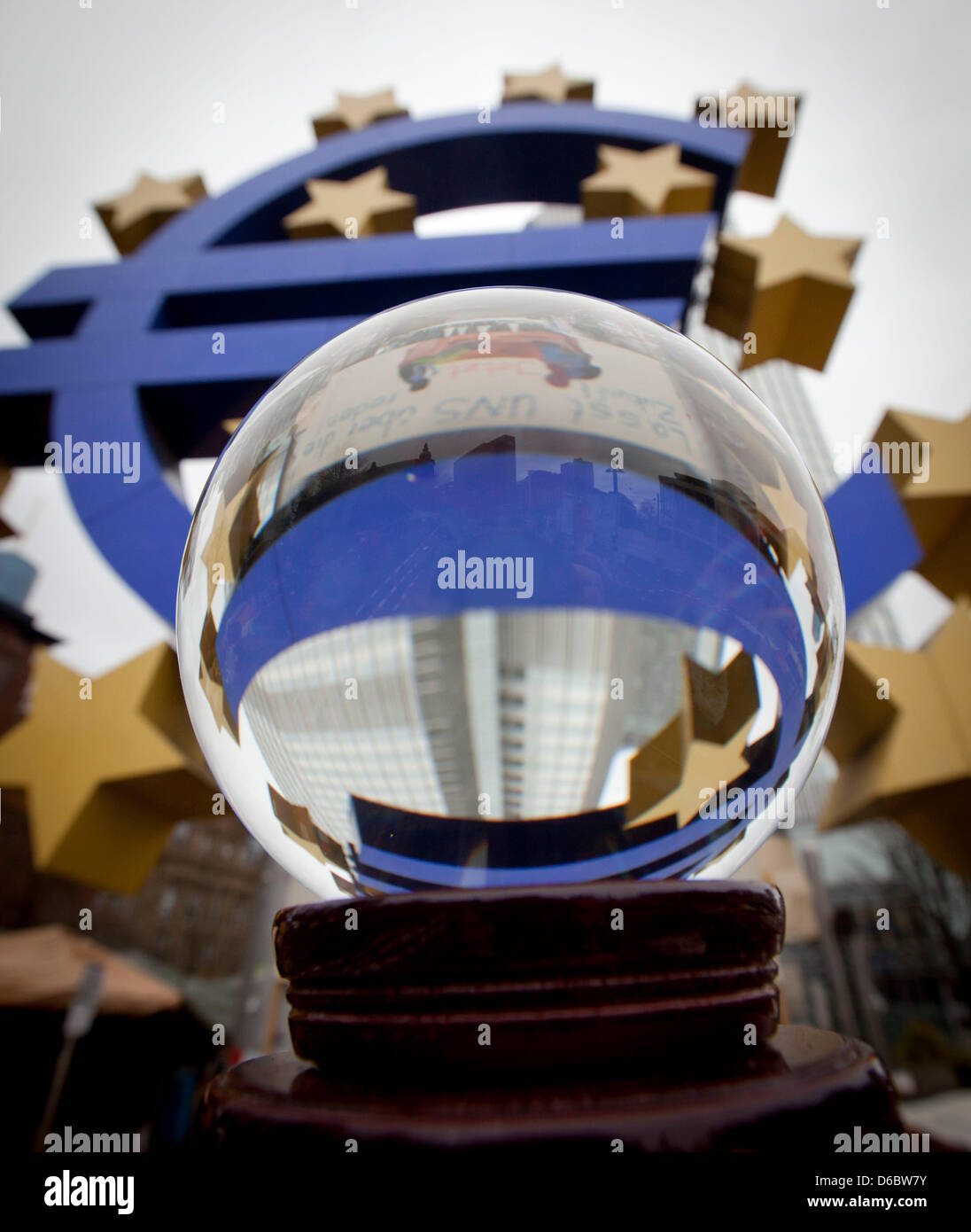 L'illustration montre l'Euro sculpture devant le siège social de la Banque centrale européenne (BCE) vu à travers une boule de cristal à Francfort-sur-Main, Allemagne, 1 décembre 2012. Points de vue sur le climat économique est difficile à prévoir plus que jamais auparavant, selon les économistes, d'experts. Le exepcted 2012 prédictions pour la croissance économique en Allemagne, de 0,0 à 1,9 pour cent. Photo Banque D'Images