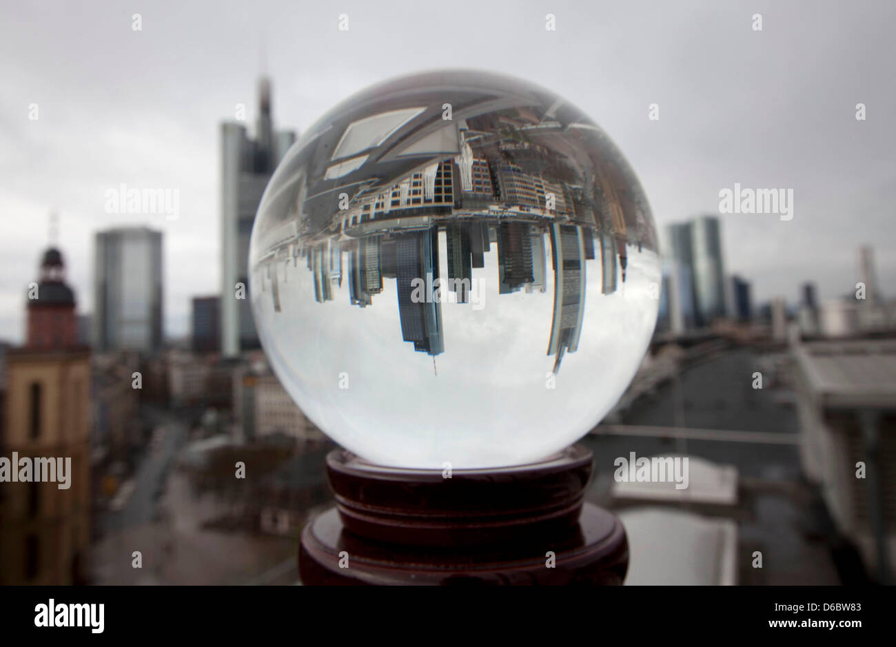 L'illustration montre l'horizon du quartier des banques vu à travers une boule de cristal à Francfort-sur-Main, Allemagne, 1 décembre 2012. Points de vue sur le climat économique est difficile à prévoir plus que jamais auparavant, selon les économistes, d'experts. Le exepcted 2012 prédictions pour la croissance économique en Allemagne, de 0,0 à 1,9 pour cent. Photo : Frank Rumpenhorst Banque D'Images