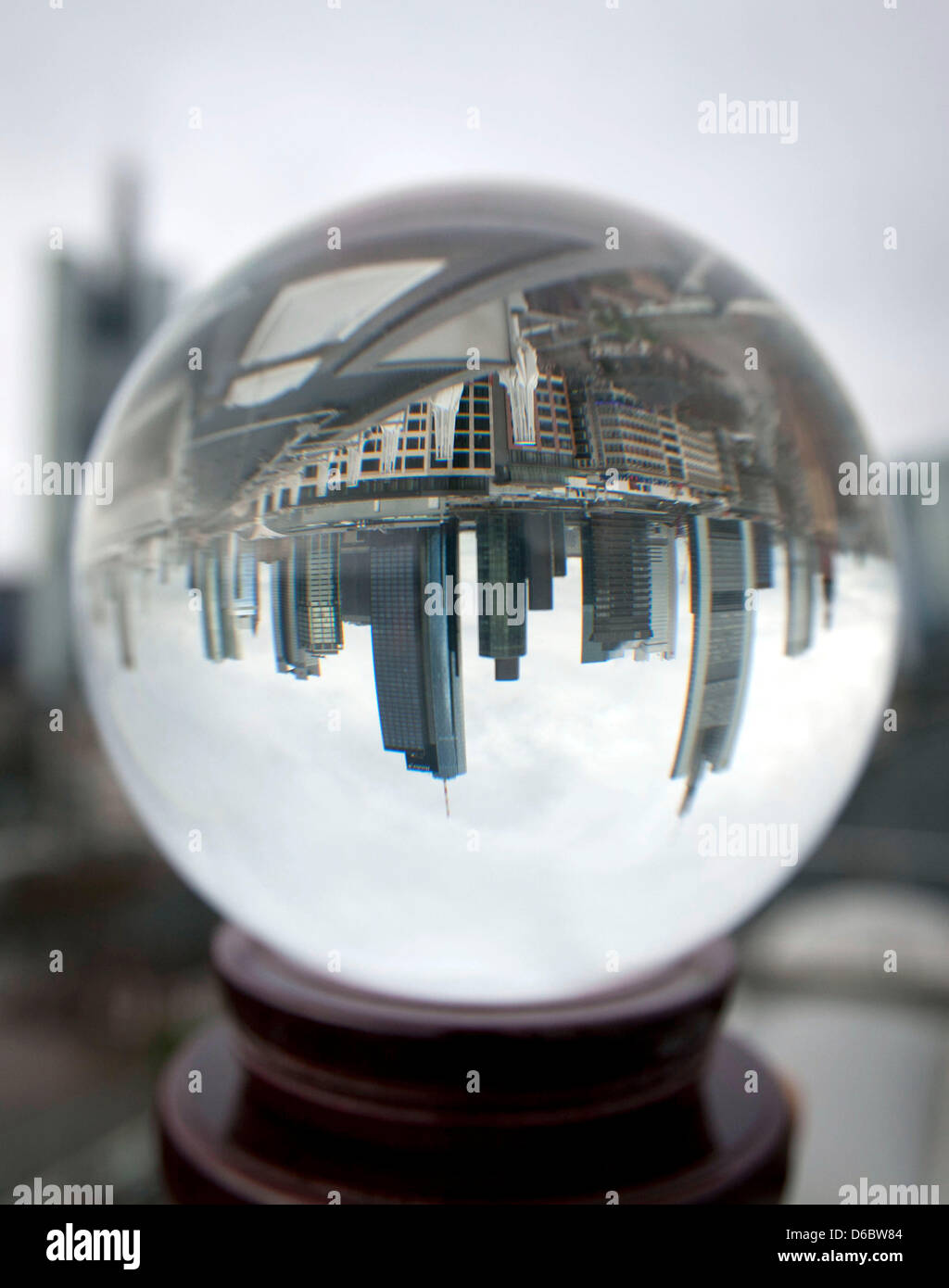 L'illustration montre l'horizon du quartier des banques vu à travers une boule de cristal à Francfort-sur-Main, Allemagne, 1 décembre 2012. Points de vue sur le climat économique est difficile à prévoir plus que jamais auparavant, selon les économistes, d'experts. Le exepcted 2012 prédictions pour la croissance économique en Allemagne, de 0,0 à 1,9 pour cent. Photo : Frank Rumpenhorst Banque D'Images