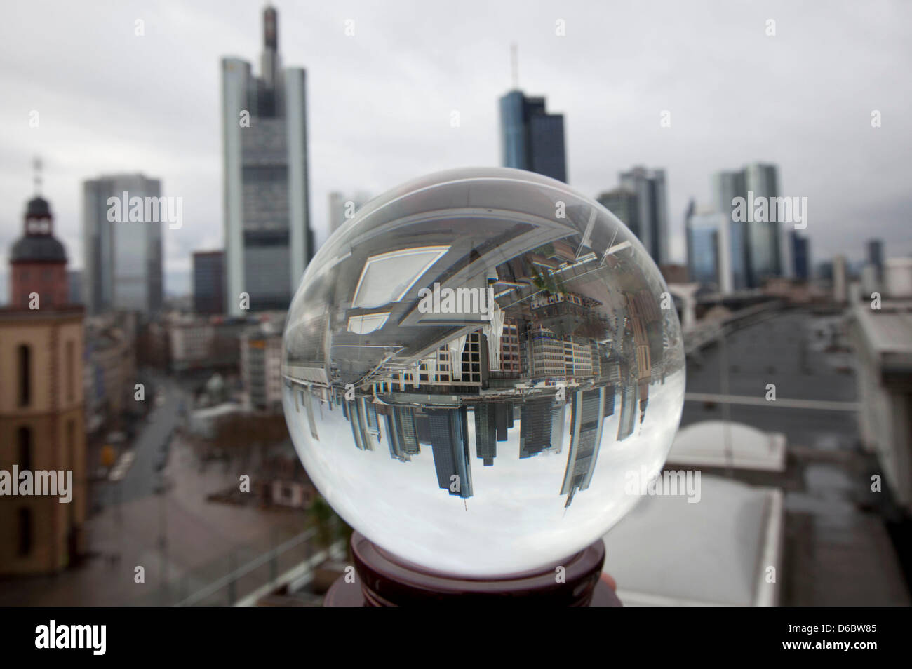 L'illustration montre l'horizon du quartier des banques vu à travers une boule de cristal à Francfort-sur-Main, Allemagne, 1 décembre 2012. Points de vue sur le climat économique est difficile à prévoir plus que jamais auparavant, selon les économistes, d'experts. Le exepcted 2012 prédictions pour la croissance économique en Allemagne, de 0,0 à 1,9 pour cent. Photo : Frank Rumpenhorst Banque D'Images