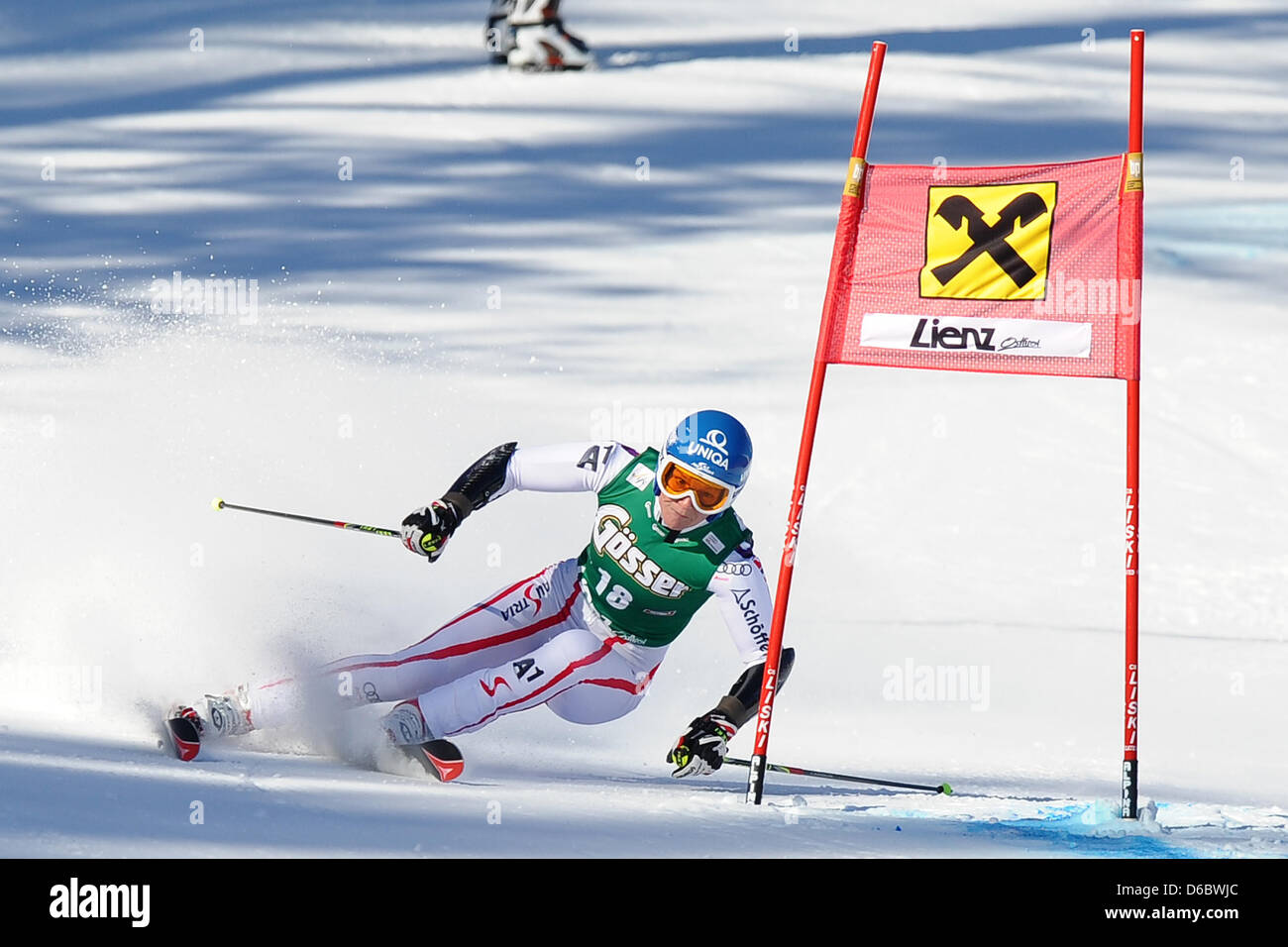 La skieuse autrichienne Marlies Schild en concurrence dans le slalom géant de la Coupe du Monde de ski FIS 2011 Lienz au cours de la coupe du monde de Hochstein Lienz, Autriche, le 28 décembre 2011. Photo : Revierfoto Banque D'Images