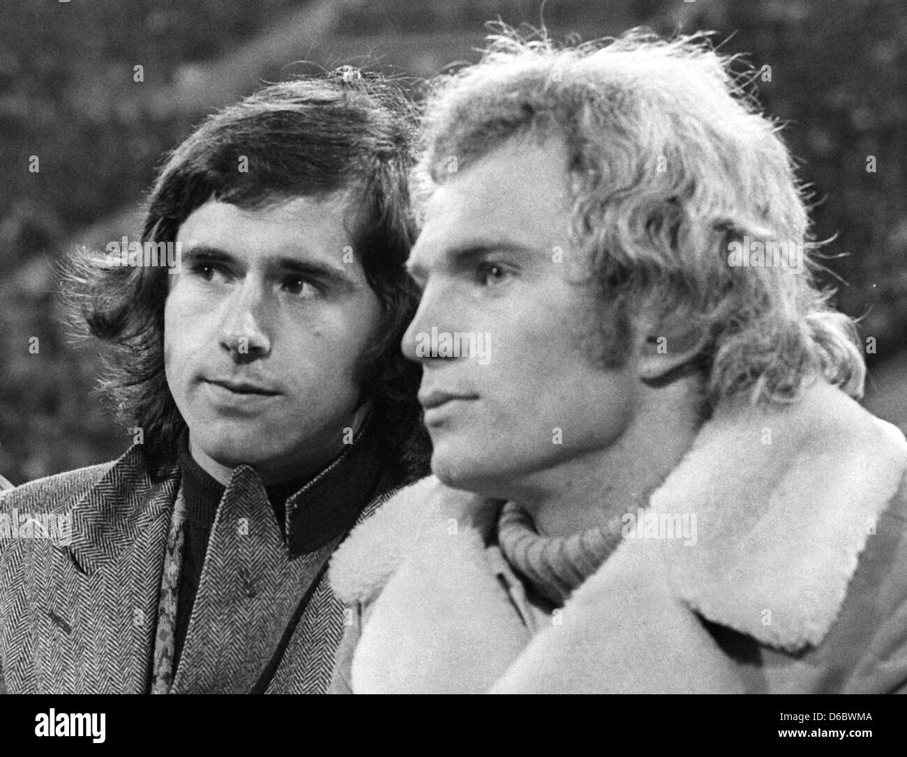(Afp) - Une archive photo, datée du 14 février 1973, montre les joueurs de soccer national allemand Uli Hoeness (R) et Gerd Mueller (L) à l'Olympiastadium à Munich, Allemagne. L'ancien directeur et nouveau président du club de football Bundesliga FC Bayern Munich Uli Hoeness célèbre son 60e anniversaire, le jeudi 5 janvier 2012. Photo : AFP Banque D'Images