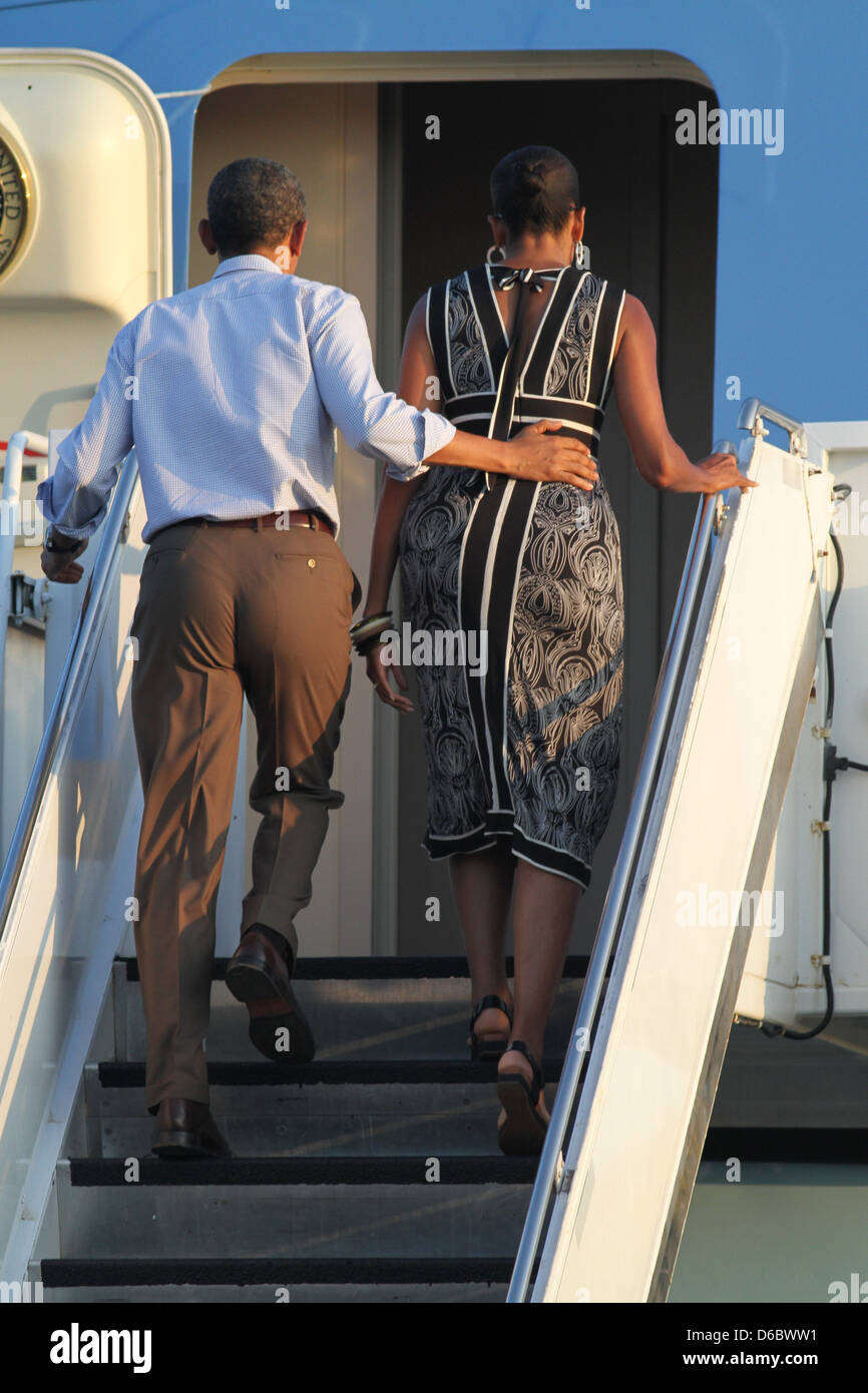 Le président des États-Unis Barack Obama et la Première Dame Michelle Obama marcher jusqu'à l'Air Force One's stairs at Joint Base Harbor-Hickam Pearl, Honolulu, Hawaï, le lundi, Janvier 2, 2012.Crédit : Cory Lum / Piscine CNP via AFP Banque D'Images