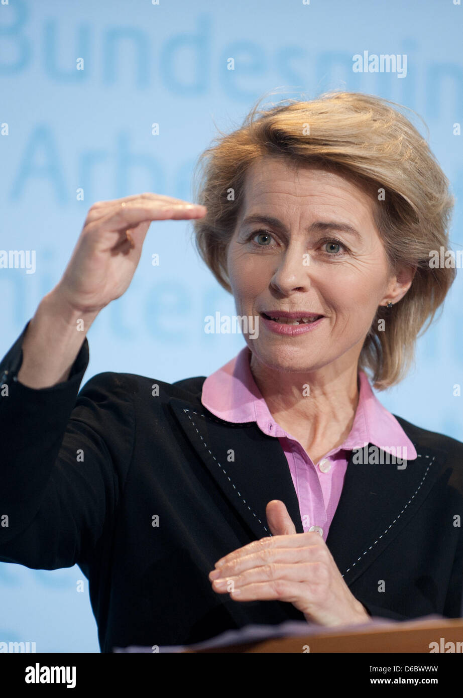 Ministre fédéral allemand du travail et de la sécurité sociale, Ursula von der Leyen parle des données sur le marché du travail de décembre 2011 au cours d'une conférence de presse à Berlin, Allemagne, 03 janvier 2012. Le nombre de personnes sans emploi a augmenté de 67 000 à 2 780 000 personnes en décembre 2011. Selon l'Office fédéral de l'emploi, ce qui a moins de 231 000 personnes sont sans travail qu'il y a un an. Pho Banque D'Images