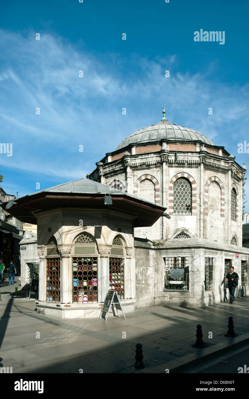 La Turquie, Istanbul, Yeniciler ( Cadesi Verlängerung der Divan Yolu ), Koca Sinan Pasa Brunnen und Türbe Banque D'Images