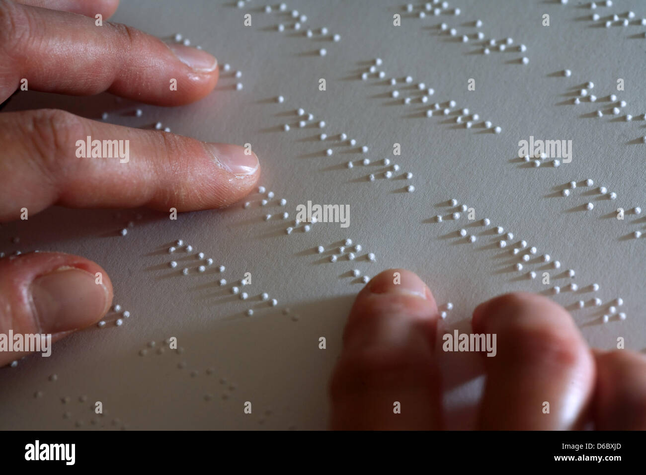 (Dossier) une archive photo datée du 05 mars 2008 montre du doigt d'un participant au cours aveugle touchant un texte pratique en braille sur le centre d'information de l'Etat aveugles et malvoyantes voir association dans Boltenhagen, Allemagne. Journée mondiale Braille commémore l'inventeur de l'écriture pour les aveugles : Louis Braille est né le 04 janvier 1809 et a été professeur de français de l'aveugle. P Banque D'Images