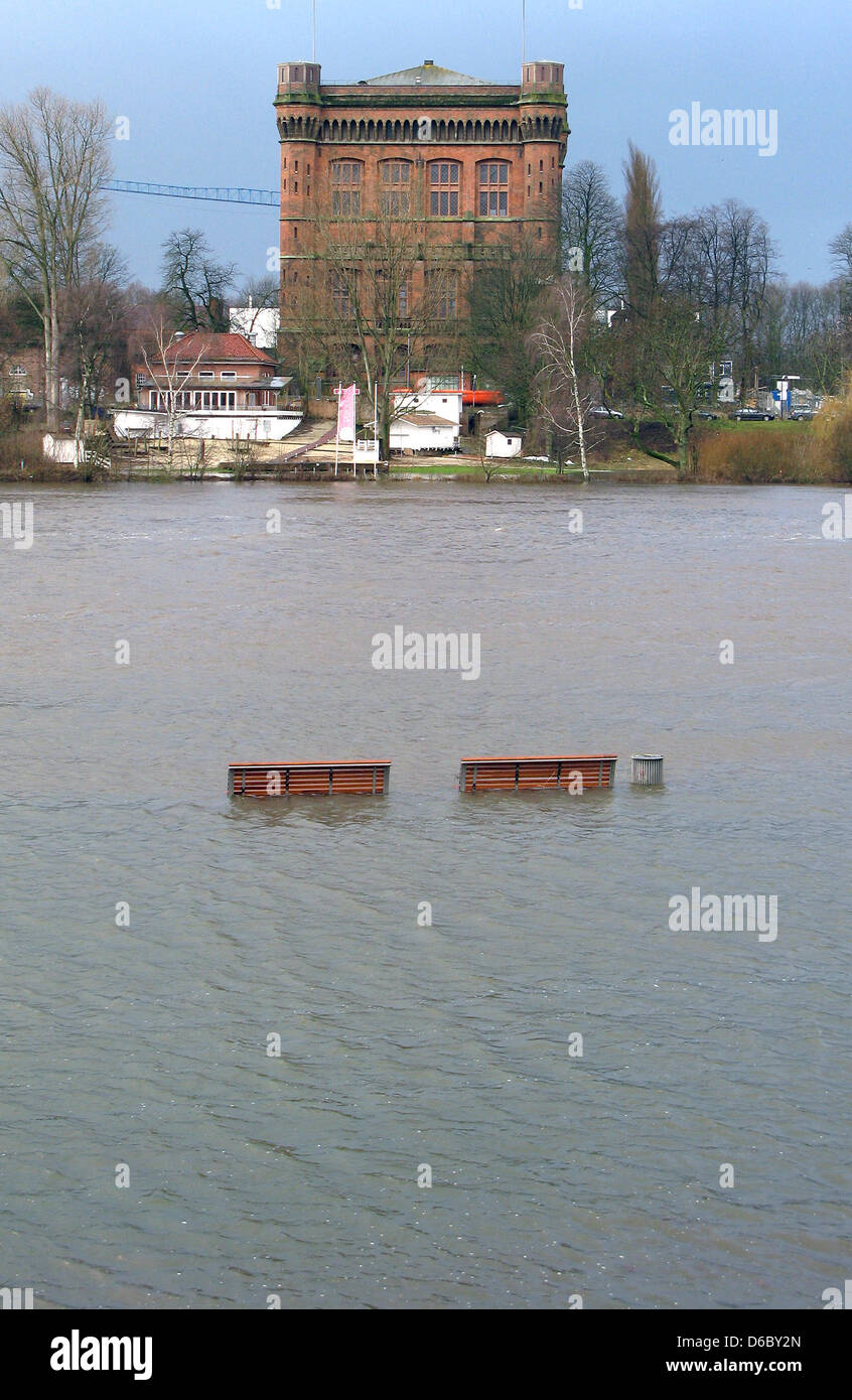 Riverside chemins sont inondés par la Weser en face de la digue à Brême, Allemagne, 05 janvier 2012. Les grands vents poussé l'eau de la mer du Nord dans le Weser. Photo : Soehnke Moehl Banque D'Images
