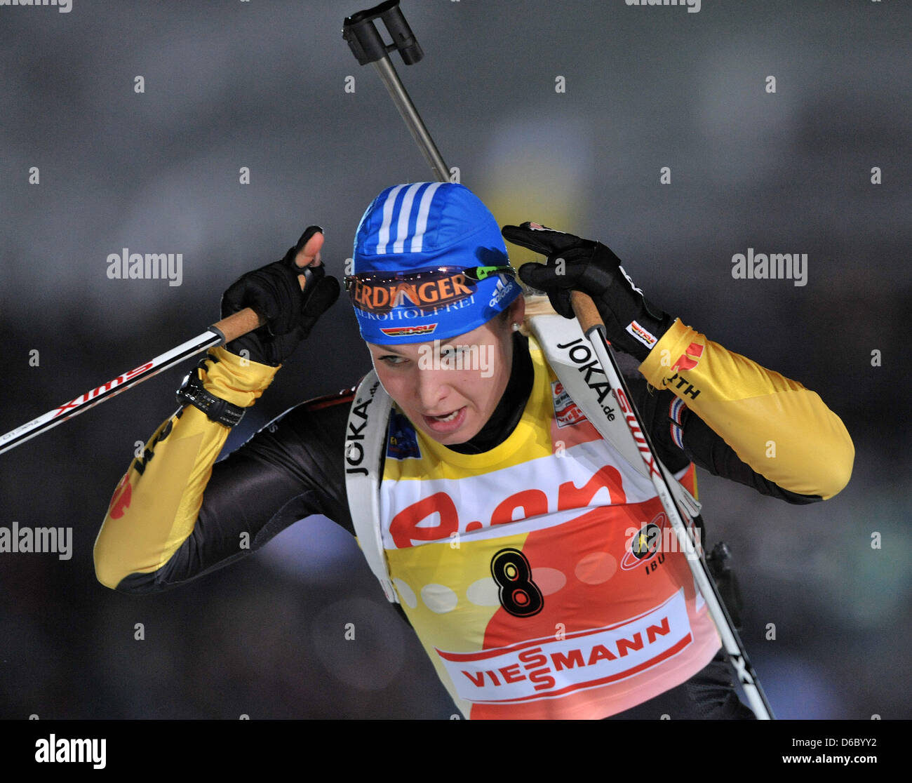 La biathlète Allemande Magdalena Neuner se prépare pour le coup de canon de la WOMEN'S 7.5 km course de sprint de la Coupe du Monde de biathlon à Oberhof, Allemagne, 06 janvier 2012. Photo : Martin Schutt Banque D'Images