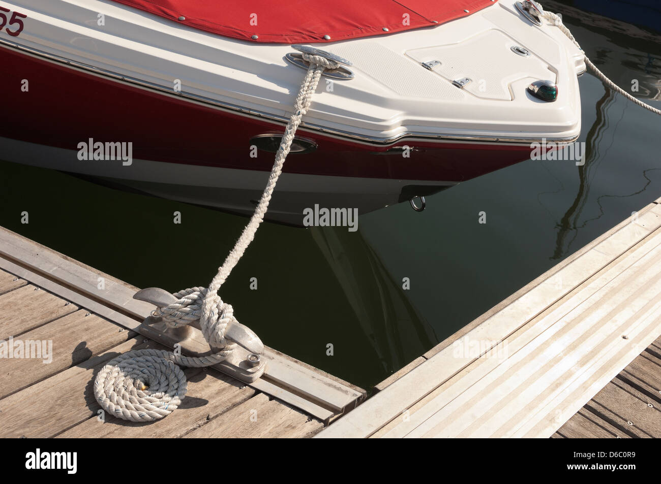 Détail d'un quai flottant avec bittes d'amarrage Banque D'Images