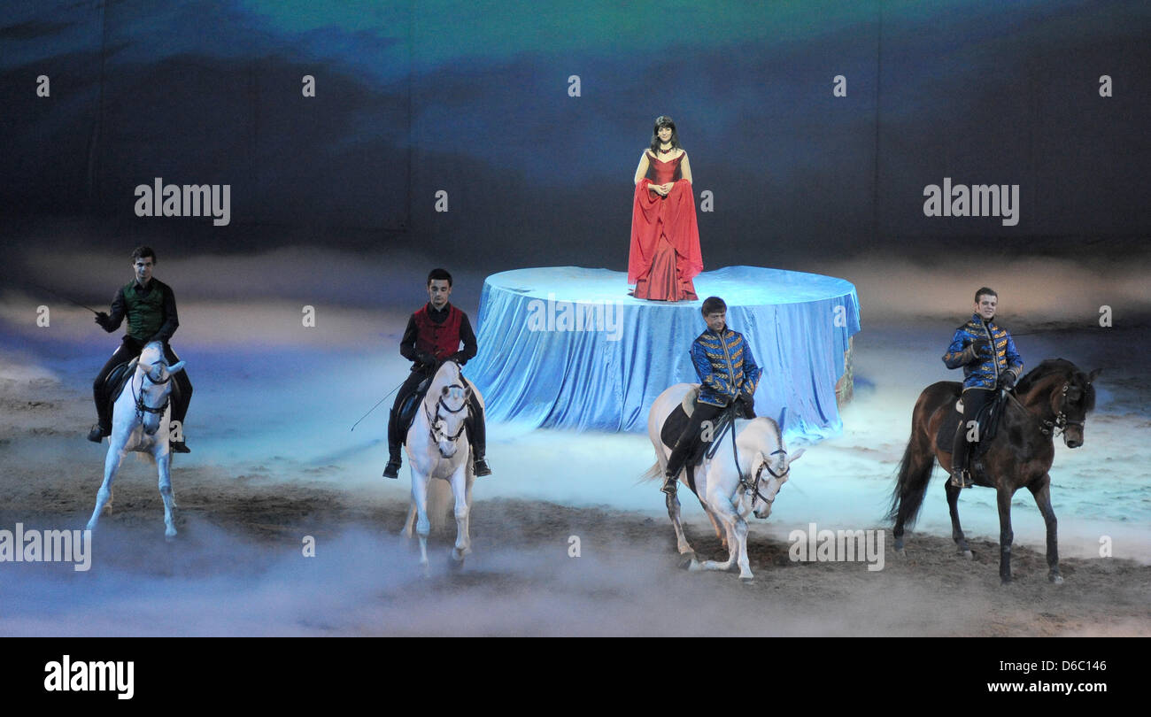 Artistes jouent pendant le spectacle Apassionata à la Halle olympique de Munich, Allemagne, 08 janvier 2012. Le spectacle allie l'art équestre avec le ballet et la musique et fera le tour de plus de 30 villes dans 9 pays. Photo : Felix Hoerhager Banque D'Images