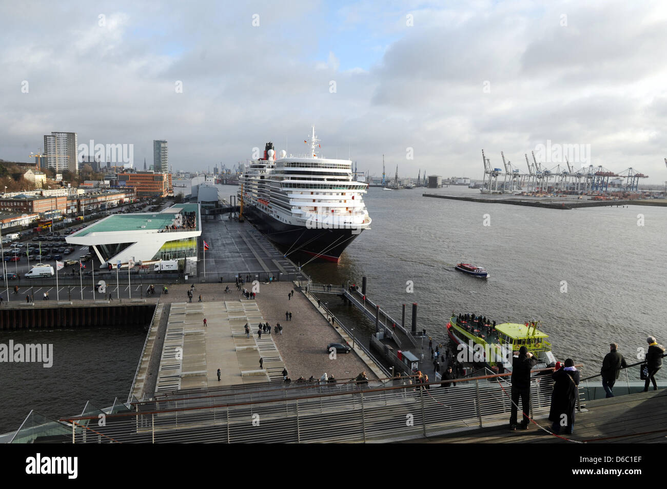 Le navire de croisière 'Queen Elizabeth' de la Cunard Line se trouve au centre de croisière Hambourg Altona à Hambourg, Allemagne, 08 janvier 2012. À bord de la "Reine Elizabeth', le comité exécutif de la croisière Hambourg Centre a informé que des navires et des événements en 2012 à la conférence de presse annuelle. Photo : Christian Charisius Banque D'Images