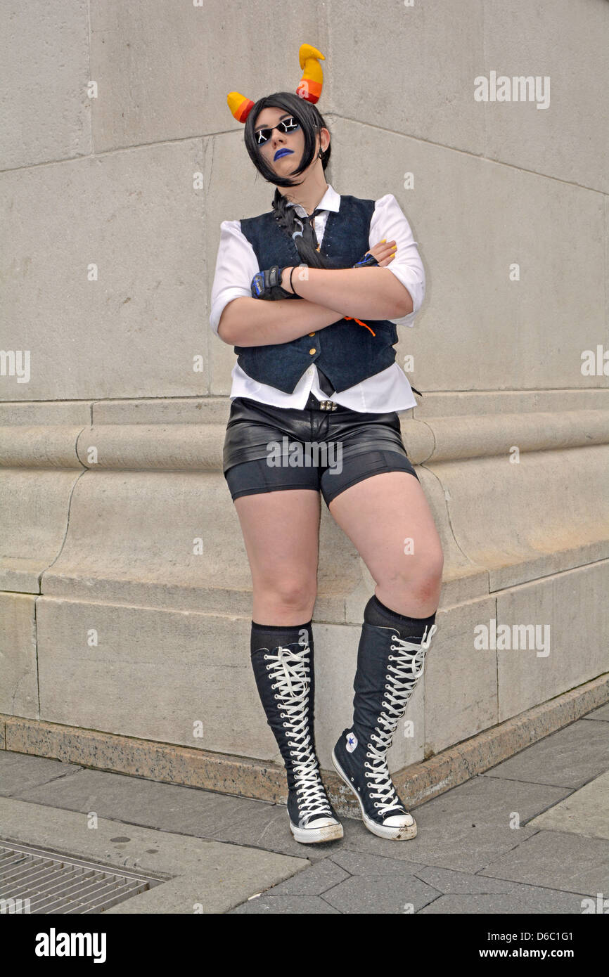 Jeune femme habillée en fem Equius à partir du web comic one piece lors d'une rencontre meetup à Greenwich Village. Banque D'Images