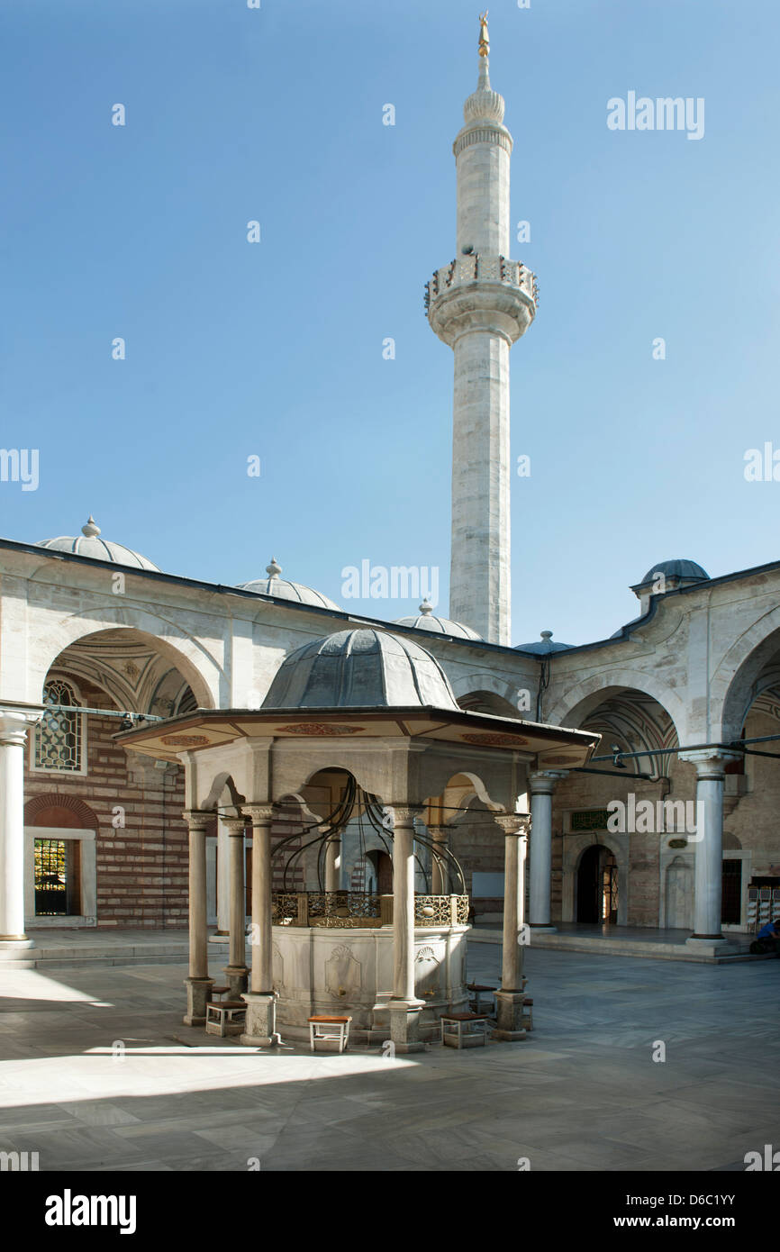 Istanbul, Turquie, Ordu Caddesi (Verlängerung der Divan Yolu), Laleli-Moschee Reinigungsbrunnen, Innenhof mit Banque D'Images