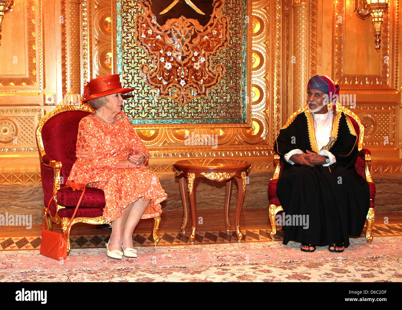 La Reine Beatrix des Pays-Bas (L) au cours d'une audience avec le Sultan Qaboos bin Said, Sultan d'Oman à l'Al Alam Palace à Muscat, Oman, le 10 janvier 2012. Les Royals néerlandais sont sur une visite d'état de trois jours à Oman. Photo : Albert Nieboer / Pays-Bas OUT Banque D'Images