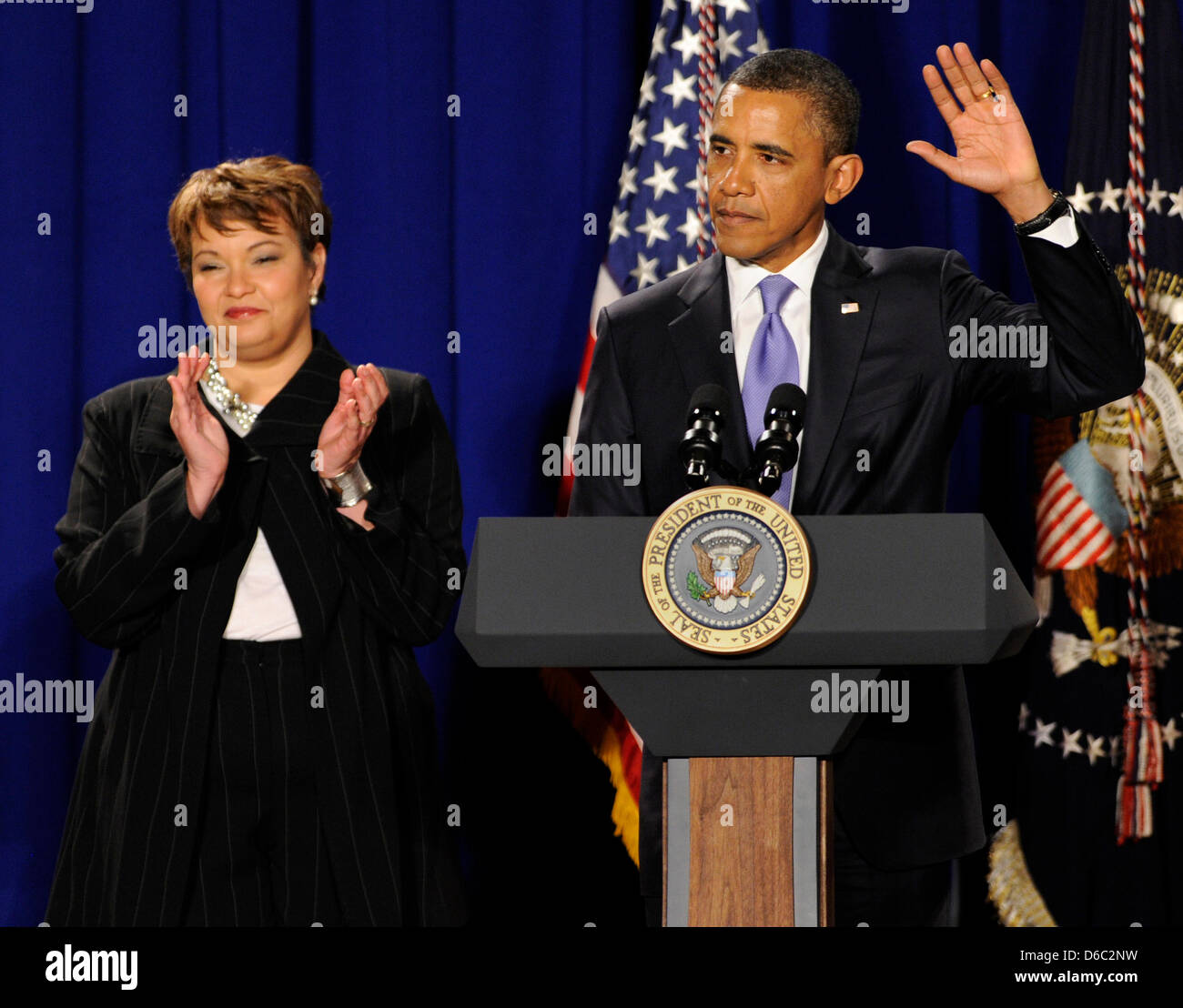 Le président des États-Unis Barack Obama vagues après la livraison merci remarques à la protection des employés de l'Agence comme administrateur de l'EPA Lisa Jackson applaudit, le mardi 10 janvier 2012, à Washington, DC. .Crédit : Mike Theiler / Piscine via CNP Banque D'Images