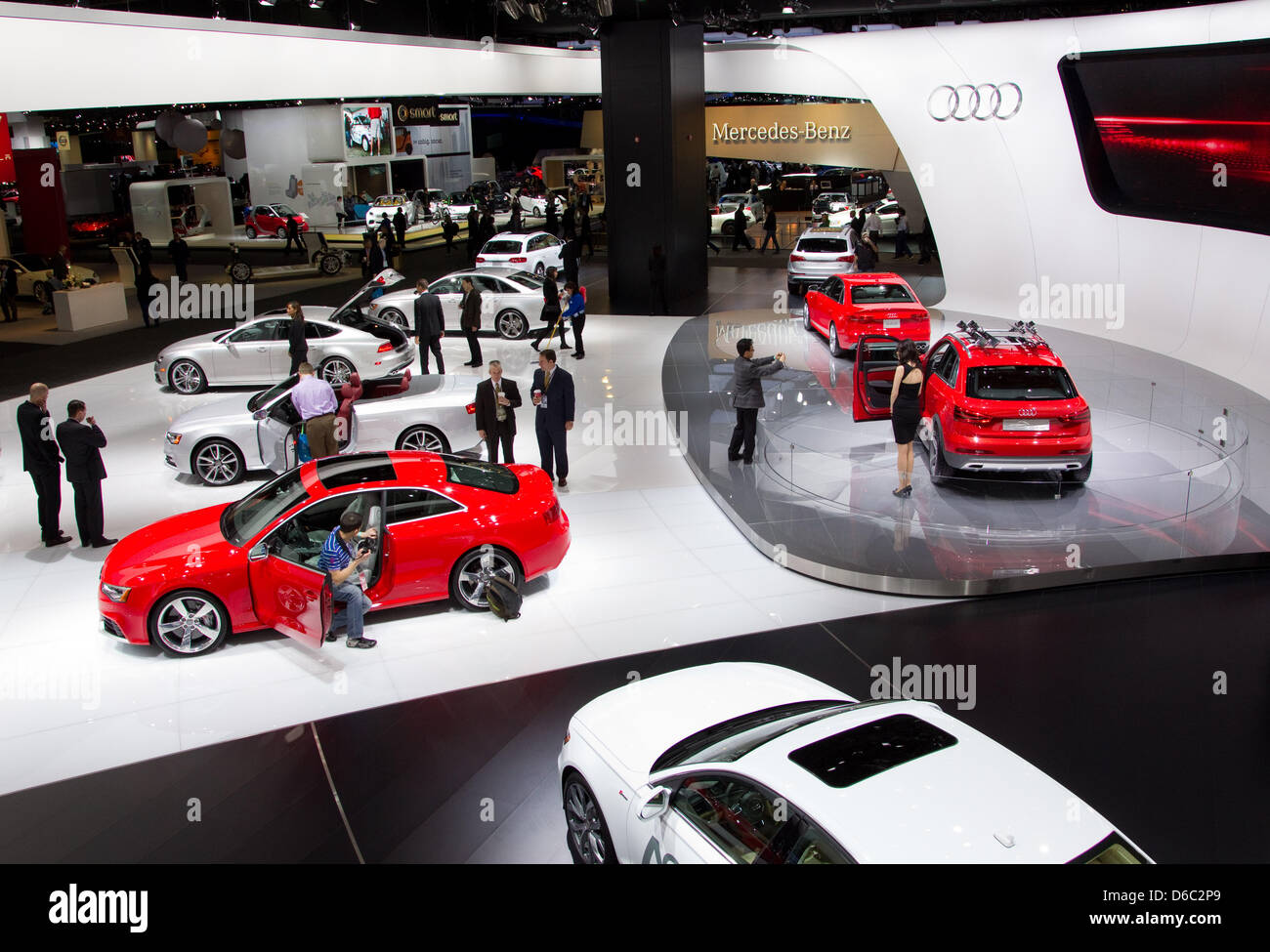 De voitures le constructeur automobile allemand Audi sont présentés à la North American International Auto (NAIAS) à Detroit, USA, 10 janvier 2012. Photo : Friso Gentsch Banque D'Images
