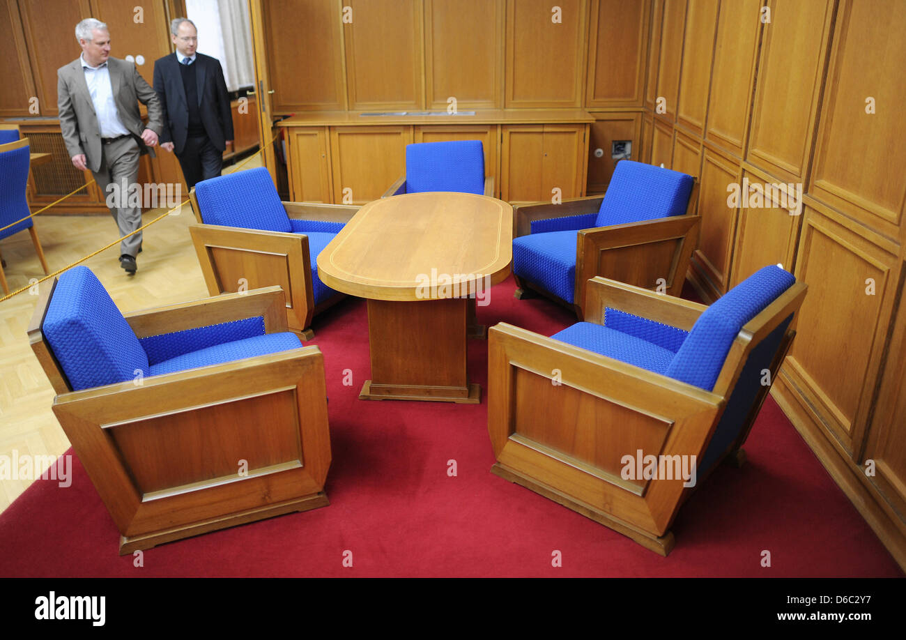 Deux hommes à pied à travers l'original bureau du chef de la Stasi Erich Mielke au quartier général de la Stasi à Haus 1/ Normannenstraße à Berlin, Allemagne, 11 janvier 2012. L'ancien quartier général a été rénové pour 11 millions d'euros pour les spécifications de la préservation des monuments. Le musée est censé donner une image détaillée de la système d'espionnage de l'ancien régime SED. Photo : HANNIB Banque D'Images