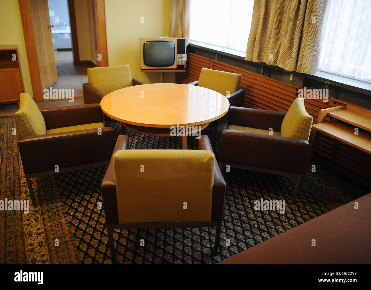 Une chambre voisine de l'office du chef de la Stasi Erich Mielke est vu à la Stasi siège à Haus 1/ Normannenstraße à Berlin, Allemagne, 11 janvier 2012. L'ancien quartier général a été rénové pour 11 millions d'euros pour les spécifications de la préservation des monuments. Le musée est censé donner une image détaillée de la système d'espionnage de l'ancien régime SED. Photo : HANNIBA Banque D'Images