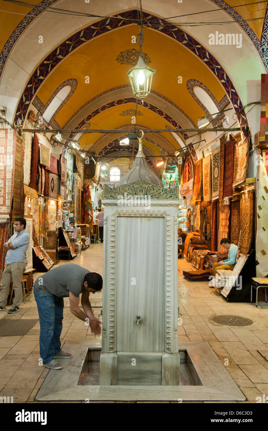 La Turquie, Istanbul, Grosser Bazar, türkisch Kapali Carsi, das Einkaufsparadies der Touristen. Brunnen Banque D'Images