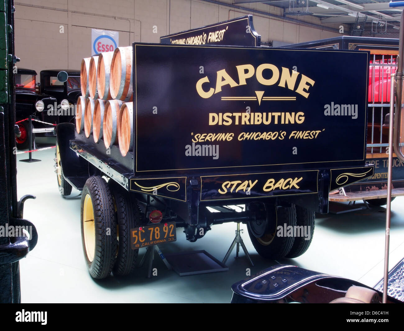 Le Ford modèle AA 187A 1930 est un camion lourd, souvent associé aux premières voitures de l'ère des gangsters. Ce modèle spécifique, lié à des figures notoires comme Al Capone, a été utilisé pour le transport et les activités criminelles pendant l'ère de la prohibition. Il est reconnu pour sa durabilité et sa conception simple mais efficace, ce qui en fait un élément précieux de l'histoire automobile. Banque D'Images Le Ford modèle AA 187A 1930 est un camion lourd, souvent associé aux premières voitures de l'ère des gangsters. Ce modèle spécifique, lié à des figures notoires comme Al Capone, a été utilisé pour le transport et les activités criminelles pendant l'ère de la prohibition. Il est reconnu pour sa durabilité et sa conception simple mais efficace, ce qui en fait un élément précieux de l'histoire automobile. Banque D'Images
