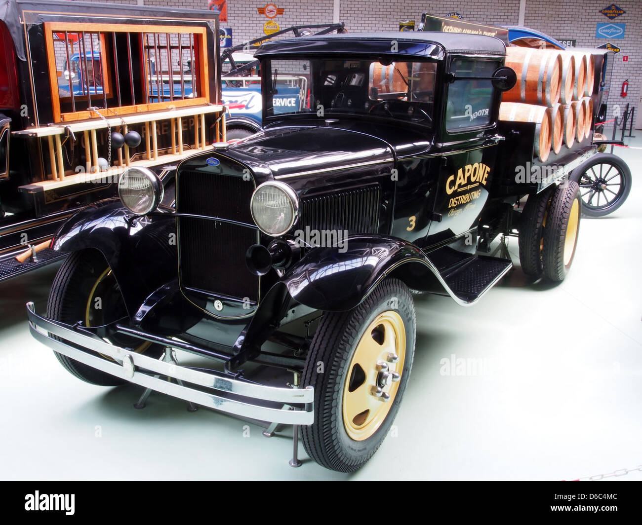 Le camion Ford modèle AA 187A de 1930, lié au tristement célèbre gangster Al Capone, a été utilisé pour diverses activités illicites. Ce camion est un exemple de véhicules industriels du début du XXe siècle, mettant en valeur la conception robuste de Ford pour un usage commercial. Banque D'Images Le camion Ford modèle AA 187A de 1930, lié au tristement célèbre gangster Al Capone, a été utilisé pour diverses activités illicites. Ce camion est un exemple de véhicules industriels du début du XXe siècle, mettant en valeur la conception robuste de Ford pour un usage commercial. Banque D'Images
