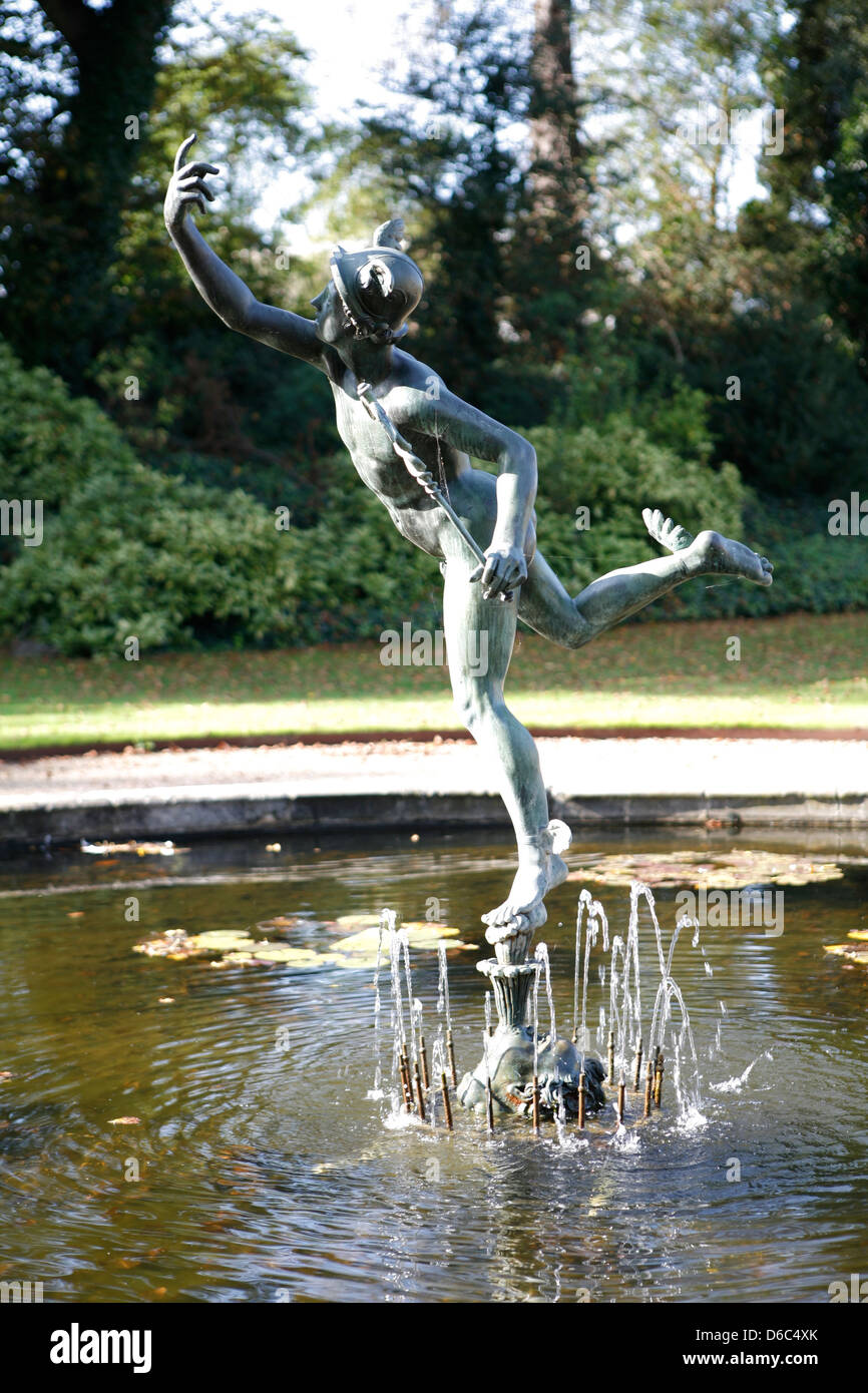 Fontaine sculpture de mercure dans un étang de Syon House gardens. Banque D'Images