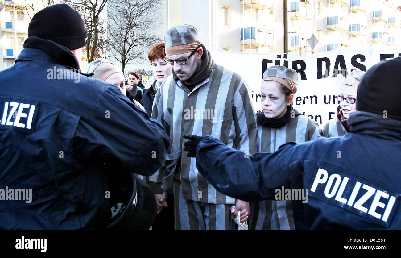 Contre-manifestants habillés comme des détenus des camps de concentration de protestation contre le rassemblement néo-nazi à Magdeburg, Allemagne, 14 janvier 2012. Plus de 1 000 néo-Nazis ont participé à un rassemblement commémoratif sur l'ocasion de le bombardement de Magdebourg le 16 janvier 1945. Quelque 5 000 personnes ont assisté à la manifestation pour protester contre contre l'extrémisme de droite. Photo : JAN WOITAS Banque D'Images