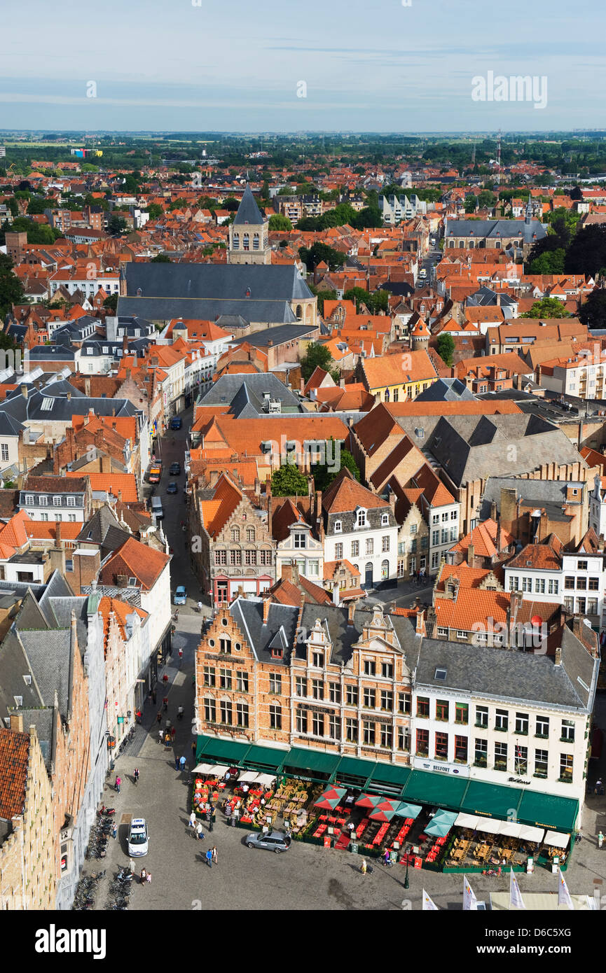 Vue aérienne de la place du marché et de Bruges, vieille ville, site du patrimoine mondial de l'UNESCO, Bruges, Flandre, Belgique, Europe Banque D'Images