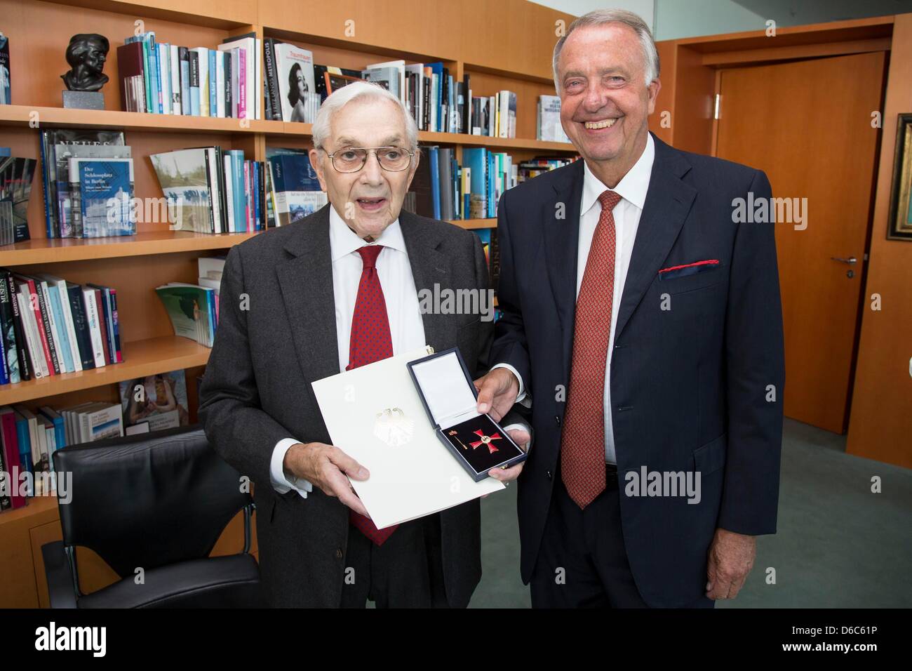 Document - un document photo par le gouvernement allemand montre la secrétaire d'état, Bernd Neumann l'attribution de la Croix Fédérale du Mérite à Sir Ken Adam à la Chancellerie fédérale à Berlin, Allemagne, 04 septembre 2012. Adam a travaillé comme architecte du film sur plusieurs films de James Bond, entre autres. Photo : BUNDESREGIERUNG/HENNING SCHACHT Banque D'Images