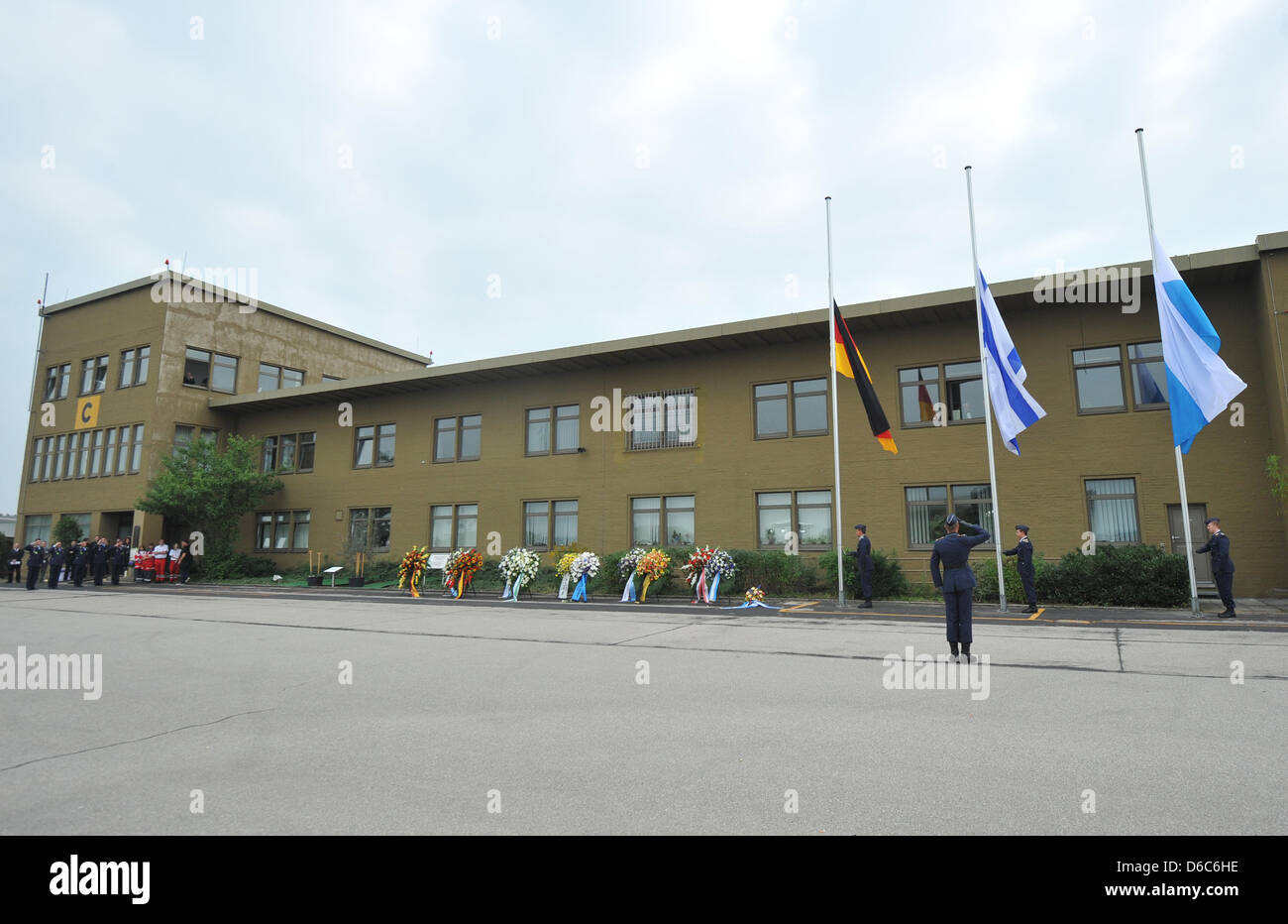 L'ensemble des soldats israéliens, allemands et bavarois drapeau en berne pendant la commémoration des victimes de l'olympique de Munich 1972 coups à la base aérienne Fuerstenfeldbruck, Allemagne, 05 septembre 2012. Le 05 septembre 1972, des hommes armés ont fait irruption dans l'appartement de l'équipe israélienne au village olympique, tuant immédiatement deux des athlètes et prendre neuf autres en otage pour exiger la rele Banque D'Images