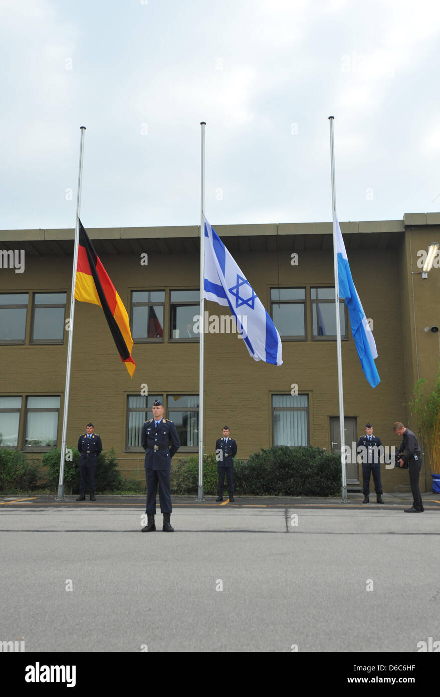 L'ensemble des soldats israéliens, allemands et bavarois drapeau en berne pendant la commémoration des victimes de l'olympique de Munich 1972 coups à la base aérienne Fuerstenfeldbruck, Allemagne, 05 septembre 2012. Le 05 septembre 1972, des hommes armés ont fait irruption dans l'appartement de l'équipe israélienne au village olympique, tuant immédiatement deux des athlètes et prendre neuf autres en otage pour exiger la rele Banque D'Images