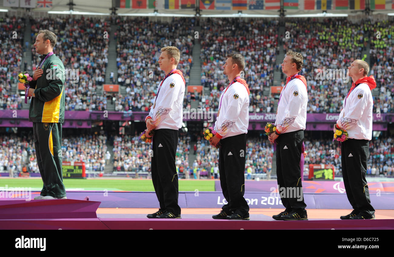 Oscar Pistorius (l) de l'Afrique et l'équipe du relais Allemand Markus Rehm (l-r), Heinrich Popow, David Behre et Wojtek Czyz sont vus avec leurs médailles de bronze lors de la cérémonie de la victoire pour les hommes du 4x100m relais -T42-46 au Stade olympique durant les Jeux Paralympiques de 2012 à Londres, Londres, Grande-Bretagne, 06 septembre 2012. Photo : Julian Stratenschulte dpa  + + +(c) afp - Bildfunk + + + Banque D'Images