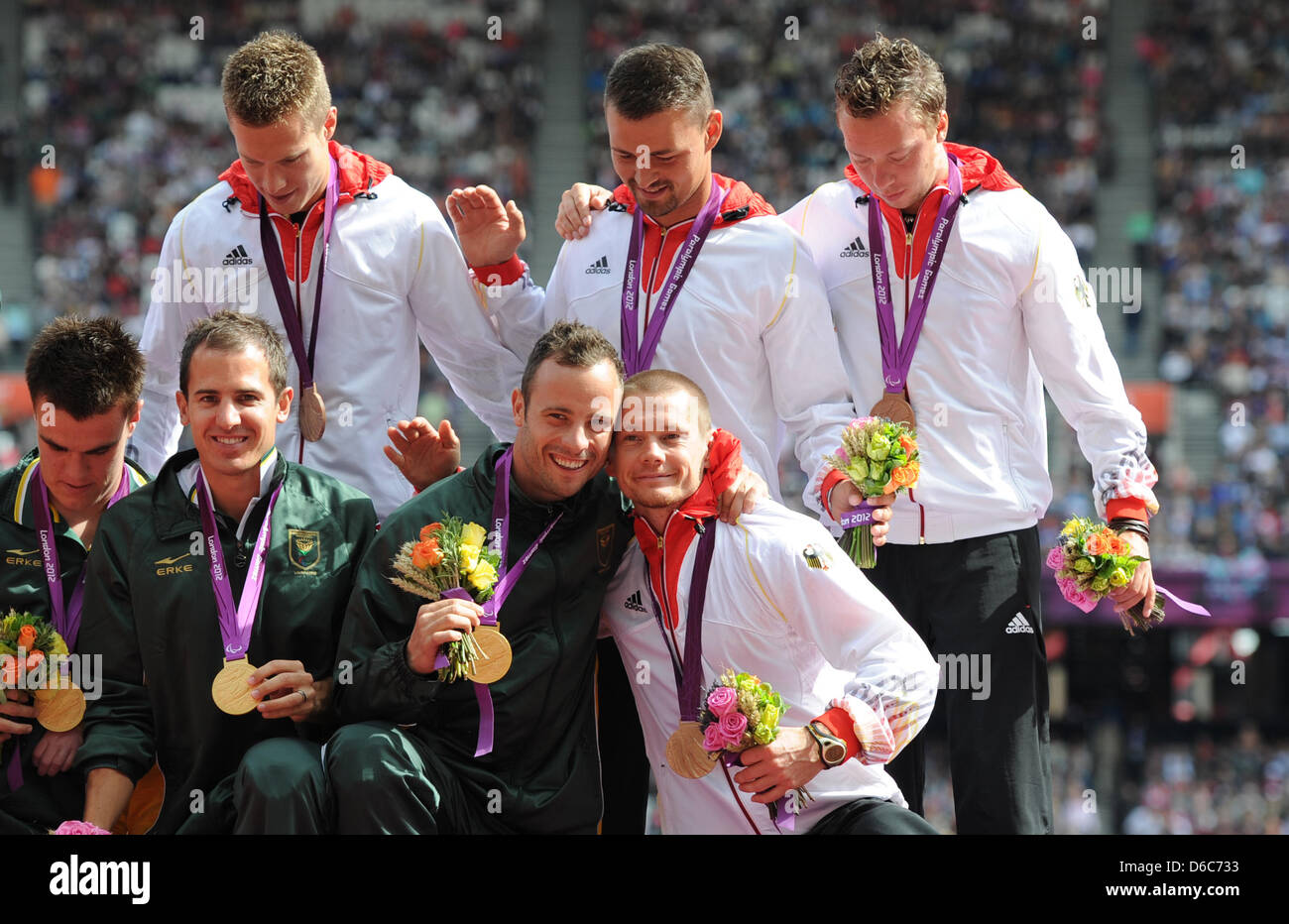 L'équipe du relais Allemand Markus Rehm (l-r au-dessus), Heinrich Popow, David Behre et Wojtek Czyz sont vus avec leurs médailles de bronze et de Sud-africains médaillés d'Zivan Smit (l-r), Arnu Fourie et Oscar Pistorius durant la cérémonie de la victoire pour les hommes du 4x100m relais -T42-46 au Stade olympique durant les Jeux Paralympiques de 2012 à Londres, Londres, Grande-Bretagne, 06 septembre 2012. Photo : Jan Banque D'Images