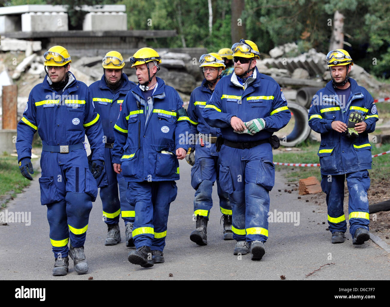 Les membres de la force de réaction rapide 'Récupération' (Abroead SEEBA) de l'Agence allemande de secours Technique Fédéral (THW) sont illustrés à l'occasion d'un tremblement de percer à Wesel, Allemagne, 05 septembre 2012. SEEBA pratiqué sous les yeux des représentants de l'ONU afin d'être reconnu comme soi-disant 'Lourd' pour l'équipe d'intervention rapide après les missions humanitaires des tremblements de terre. Photo : Mari Banque D'Images