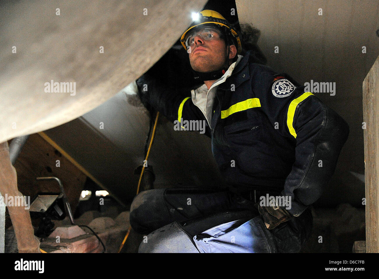 Un membre de la force de réaction rapide 'Récupération' (Abroead SEEBA) de l'Agence allemande de secours Technique Fédéral (THW) searcheds un bâtiment effondré lors d'un tremblement de percer à Wesel, Allemagne, 05 septembre 2012. SEEBA pratiqué sous les yeux des représentants de l'ONU afin d'être reconnu comme soi-disant 'Lourd' pour l'équipe d'intervention rapide après les missions humanitaires des tremblements de terre. Phot Banque D'Images