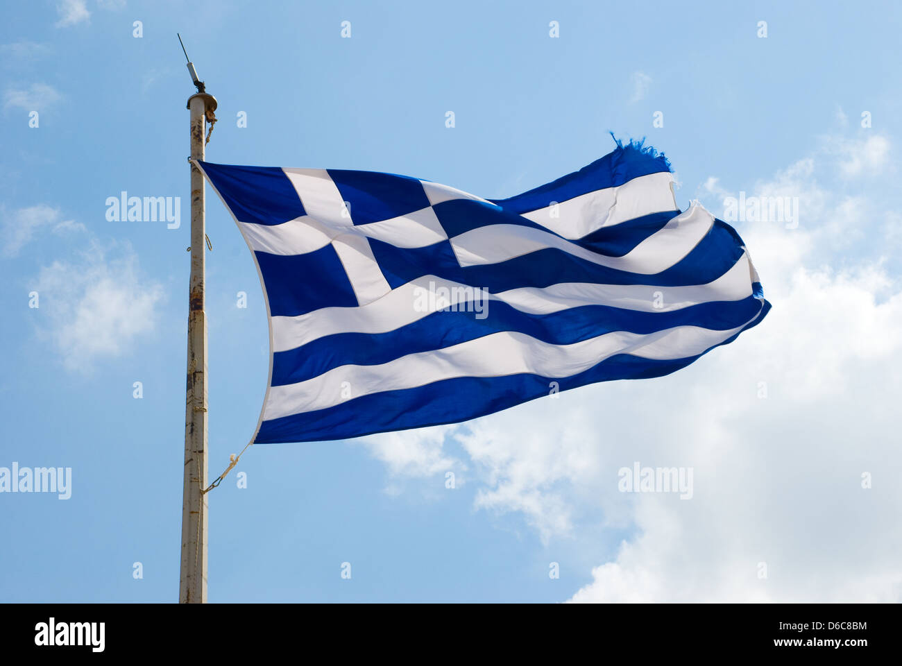 Waving Flag de la Grèce contre le ciel bleu Banque D'Images