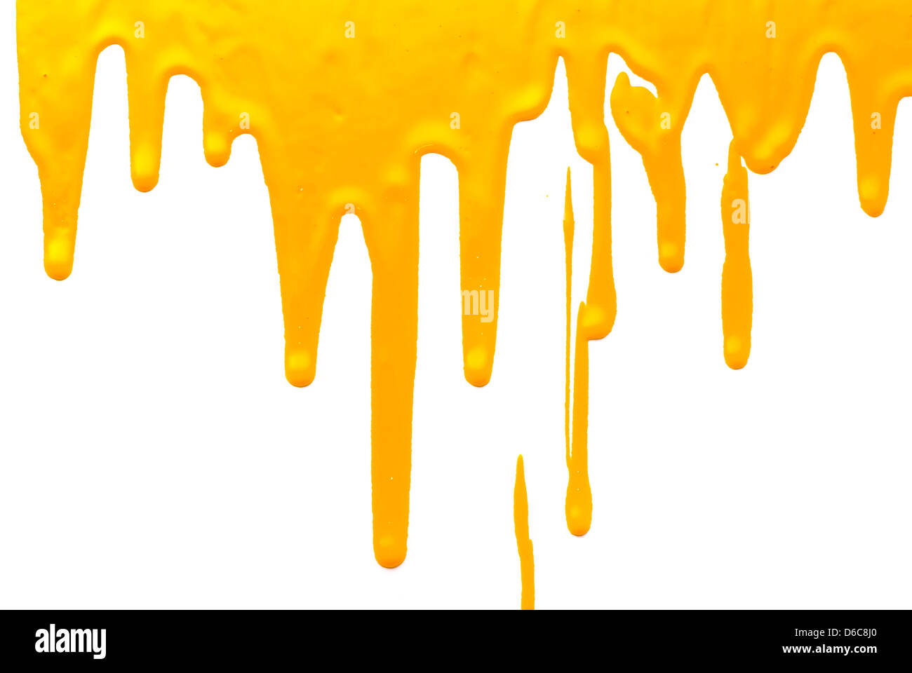 Verser la peinture jaune sur fond blanc Banque D'Images