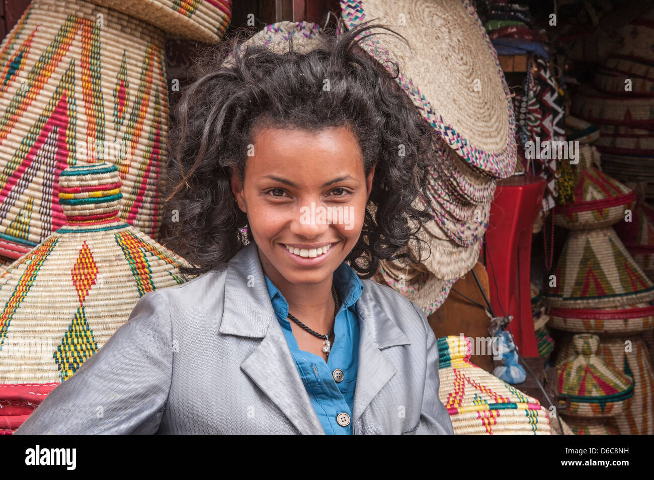 Jeune femme dans un panier boutique, scène de rue du marché, Mercato d'Addis Abeba, Ethiopie Banque D'Images