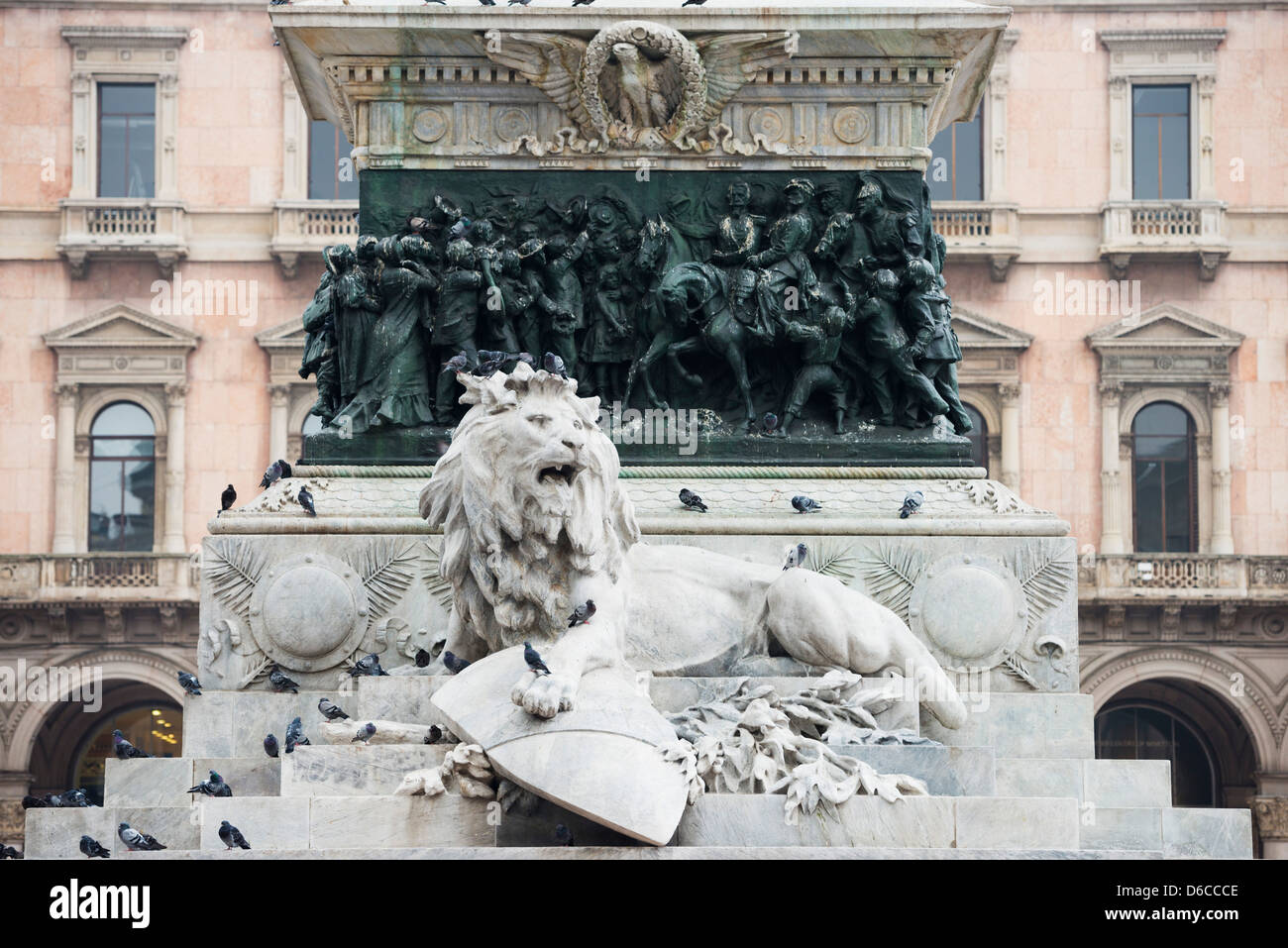 L'Europe, Italie, Lombardie, Milan, Piazza del Duomo, lion statue Banque D'Images