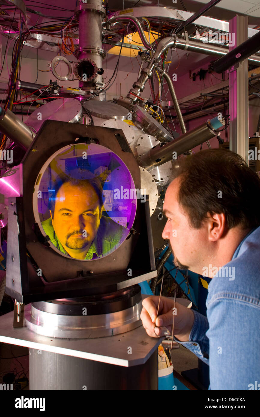 Cette image montre le reflet du directeur de Trident dans des miroirs de haute technologie au laboratoire national de Los Alamos, mettant l'accent sur les capacités technologiques avancées associées à la recherche nucléaire. Los Alamos a joué un rôle central dans le développement de la bombe atomique. Banque D'Images