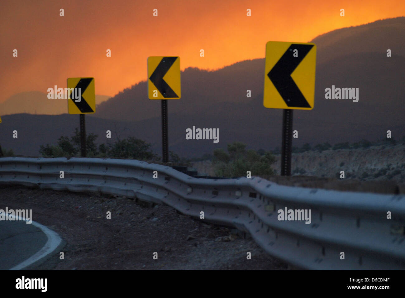 Cette image capture le virage fumé de la route au laboratoire national de Los Alamos lors de l'incendie du 27 juin 2011. L'incendie a touché la zone du laboratoire près des montagnes Jemez au Nouveau-Mexique, soulevant des inquiétudes quant à la sécurité et à l'impact environnemental. Banque D'Images