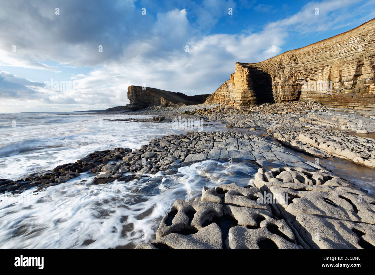Marée montante à Nash Point. La côte du Glamorgan. Vale of Glamorgan. Le Pays de Galles. UK. Banque D'Images